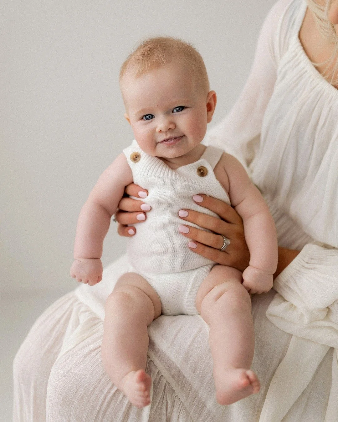 If you missed planning or decided against getting newborn photos taken, 3-4 months is such an adorable age for your first family portraits! Case in point: gorg wee miss Greer!
#studioportrait  #familyphotos  #newbornphotography  #letthembelittle  #n