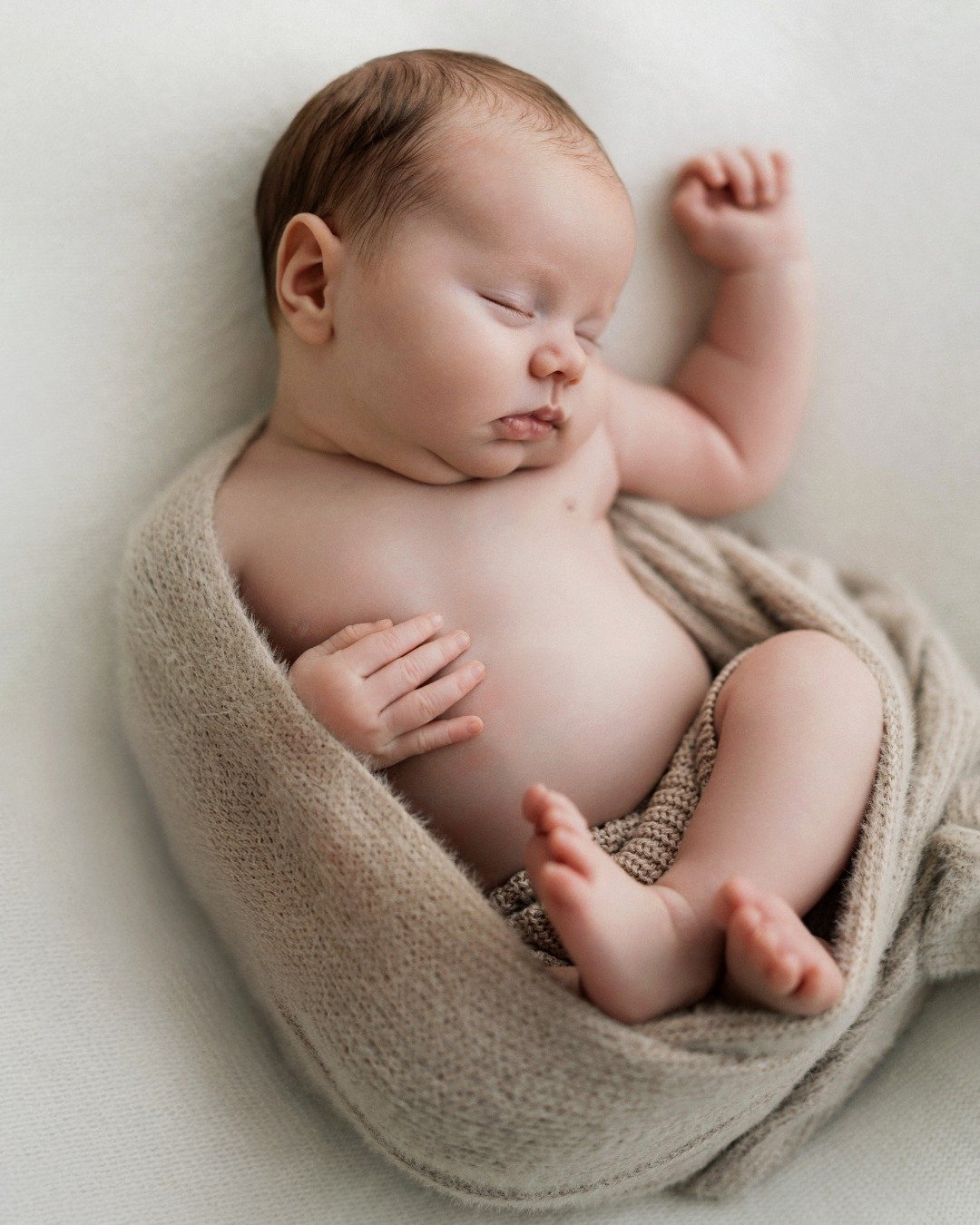 Sweet babe Brooks - serving chunk, rolls and chins like it&rsquo;s a full-time job. OBSESSED.

#newborn  #newbornphotographer  #palmerstonnorthphotographer  #newbaby  #newbornphotos