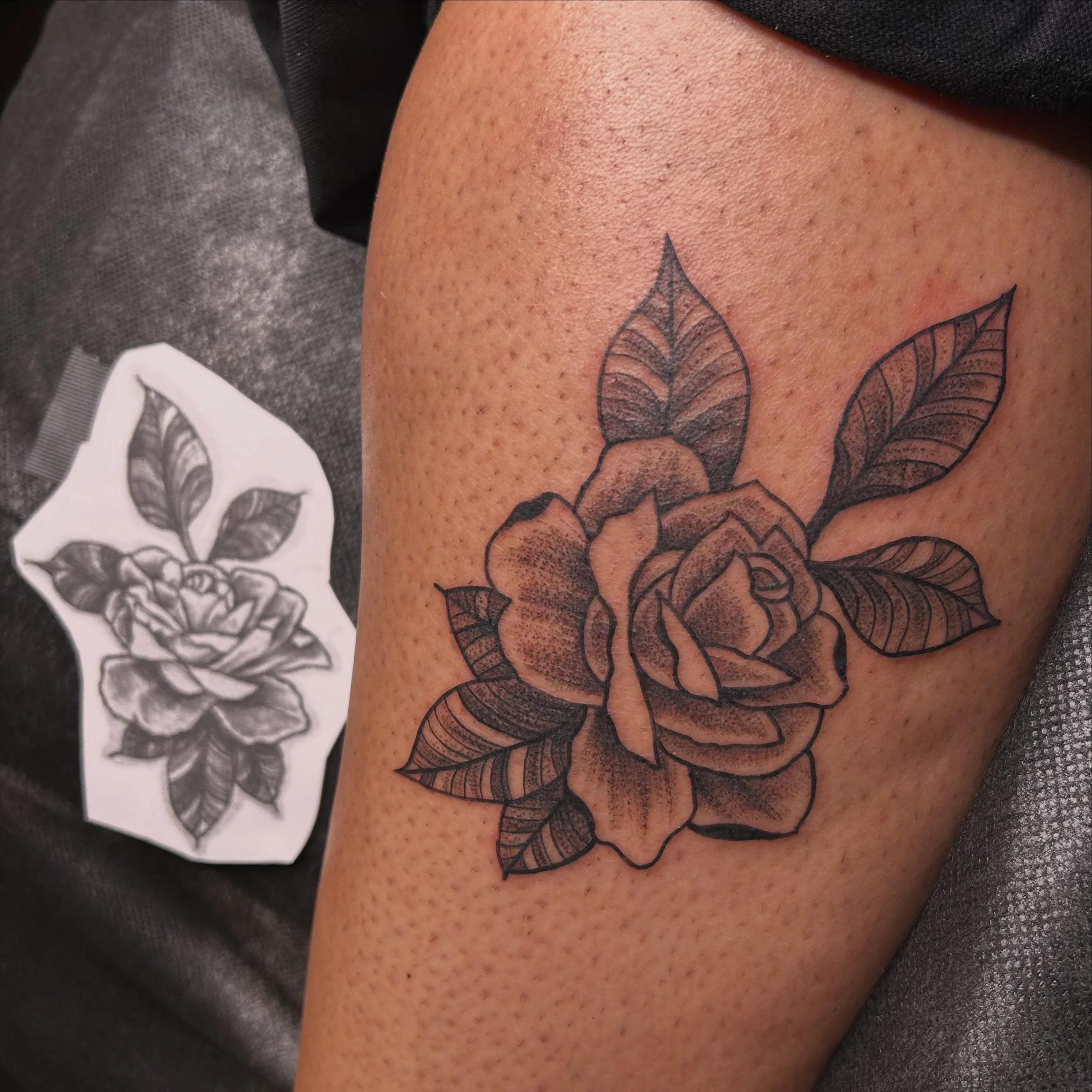 My first rose!! Modified from my flash sheet :&rdquo;) thank you so so much Malaina for your trust and spending your evening with me! Definitely would loveeeee to do more floral stuff 😻🫶🏽🫶🏽🫶🏽🖤🖤🖤🥀✨
&bull;
&bull;
&bull;
&bull;
#rosetattoo #a