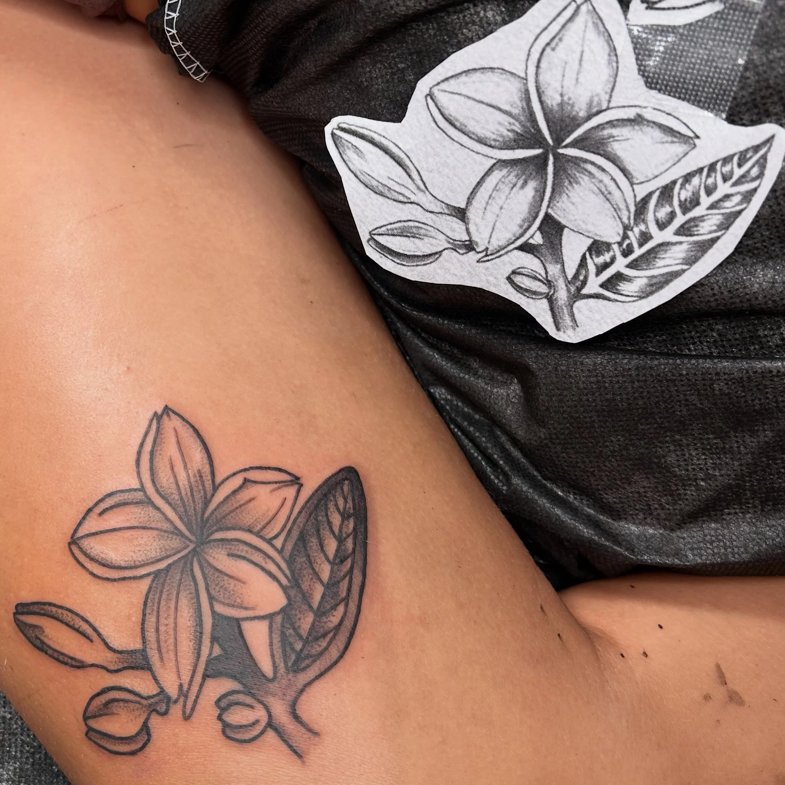 Lil plumeria bby from my flash for the loveliest soul, thank you for hangin tough, Karly! 🌸🌺💐🌻🌷✨
&bull;
&bull;
&bull;
#sandiegotattoo #tattooapprentice #apprenticetattoo #plumeria #flowertattoo