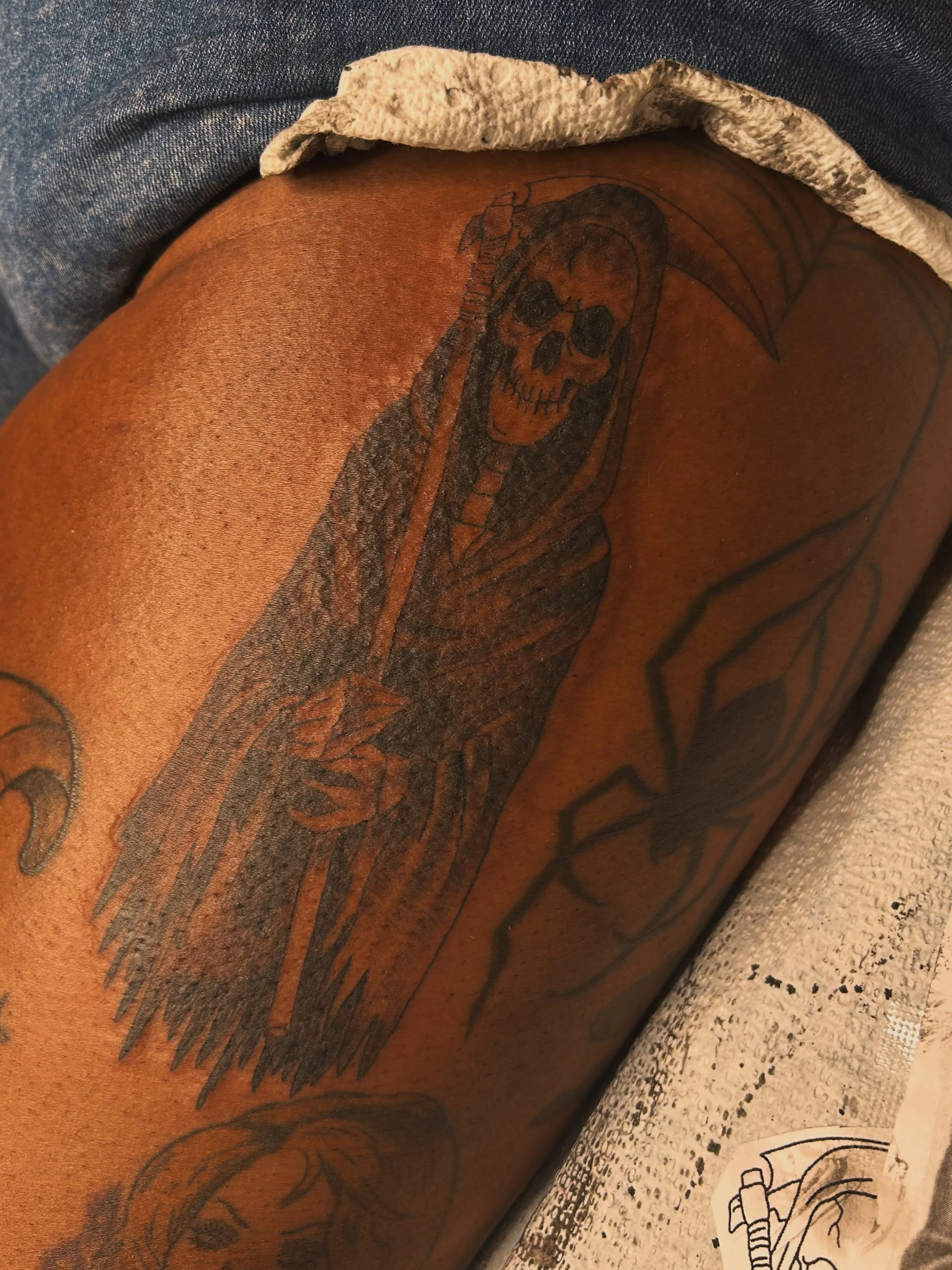 My first reaper down! Thank you Alexis for hanging out and sitting tough for this one 😤🙏🏽🤎🤎🤎🤎 you da BESTESSSTTESTT!!! First design I&rsquo;ve worked on that isn&rsquo;t from my flash and lining fully with a smaller needle. It was a bit scary 