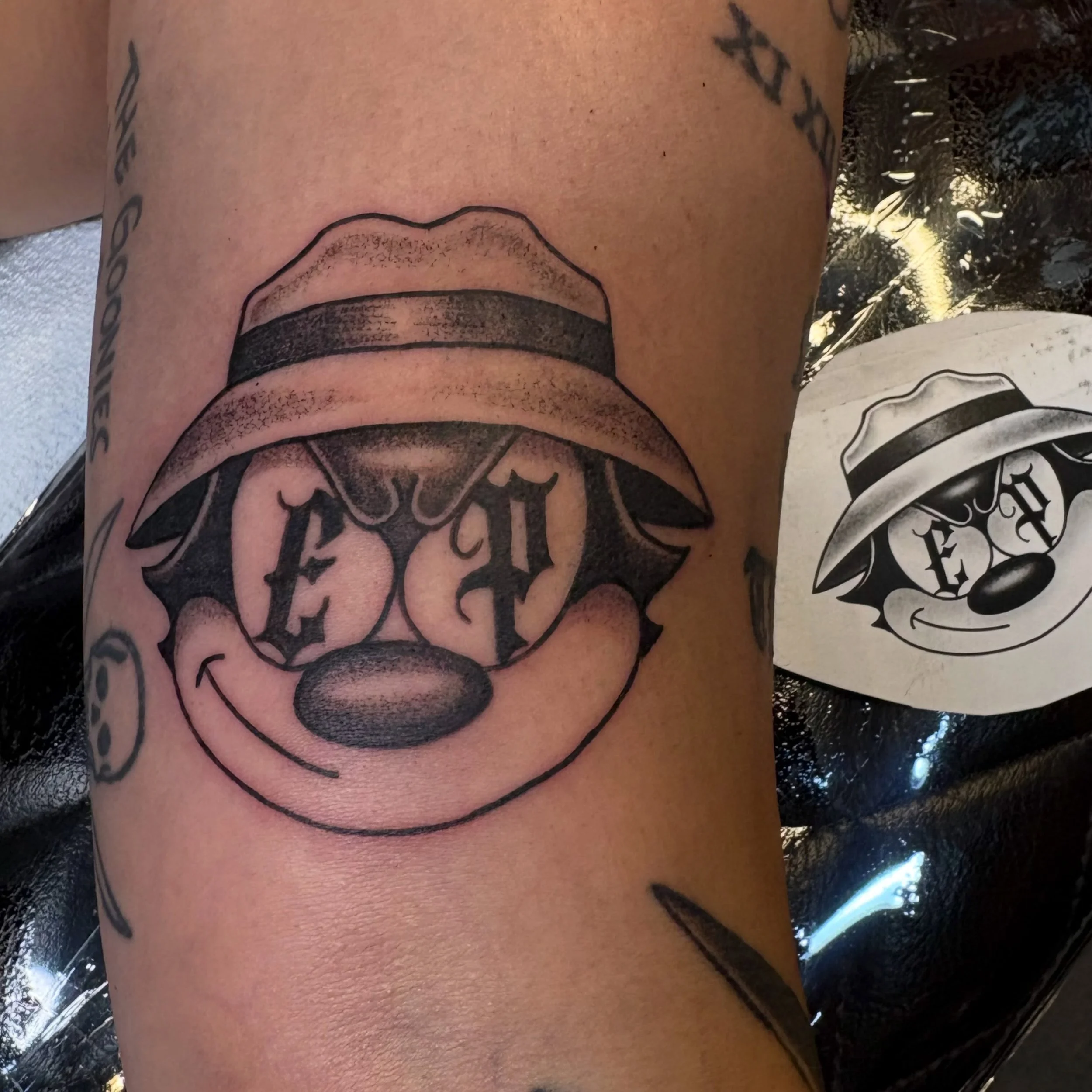 Sick aaaaaassssss foo 🎱✨
El Paso, it&rsquo;s been real. I love you 
THANK YOU RAE FOR BEIN A DOWN ASS BAAEEEE &amp; sittin tough! 🙏🏽🖤✨
&bull;
&bull;
&bull;
&bull;
#felixthecat #felixthetat #blackandgrey