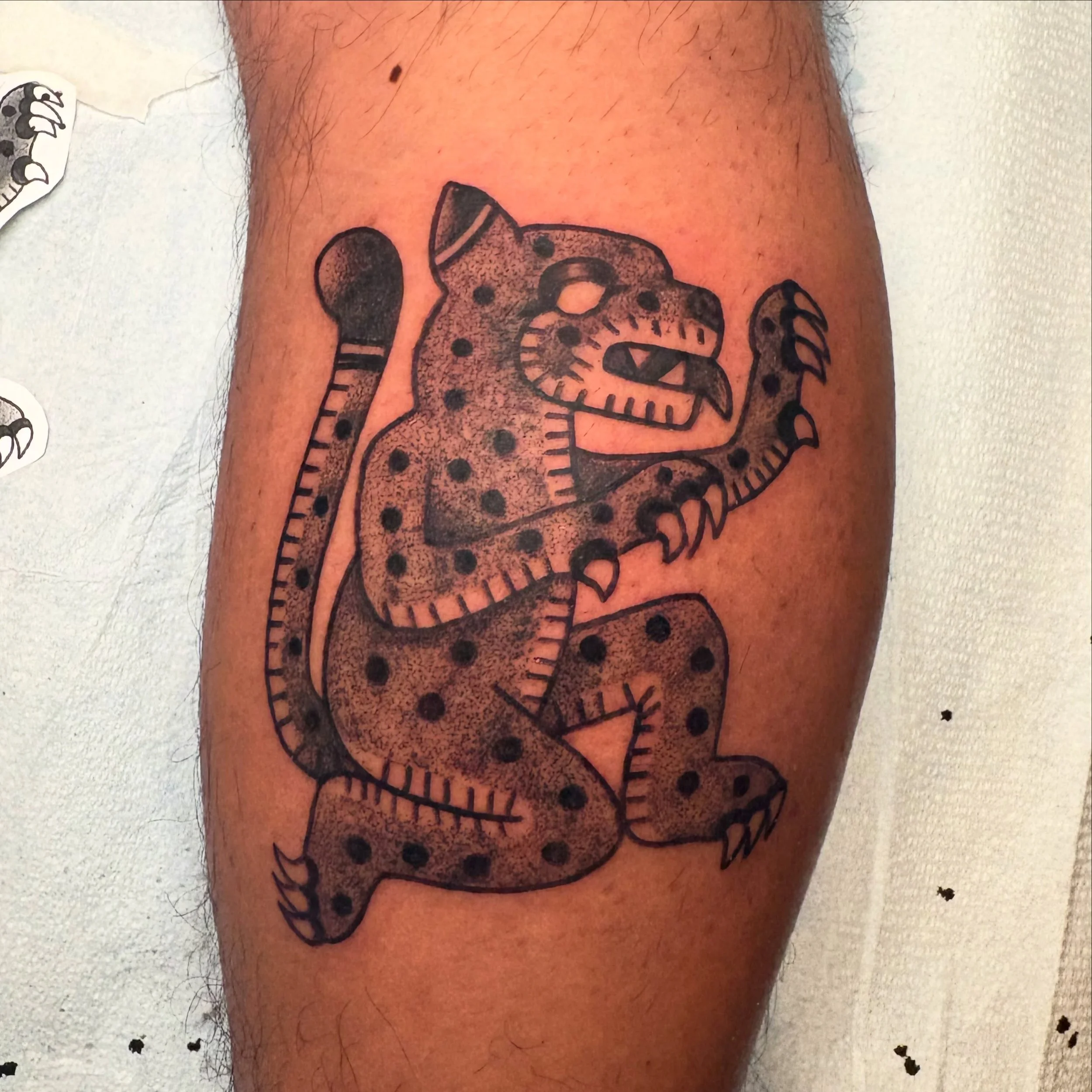 Cute ocelotl para Cesar! Thank you sooo much for coming thru &amp; donating your skin to the isbl Foundation&trade; ! so so appreciated! 🐆 🌿✨
&bull;
&bull;
&bull;
&bull;
&bull;
#tattooapprentice #ocelotl #blackandgrey
