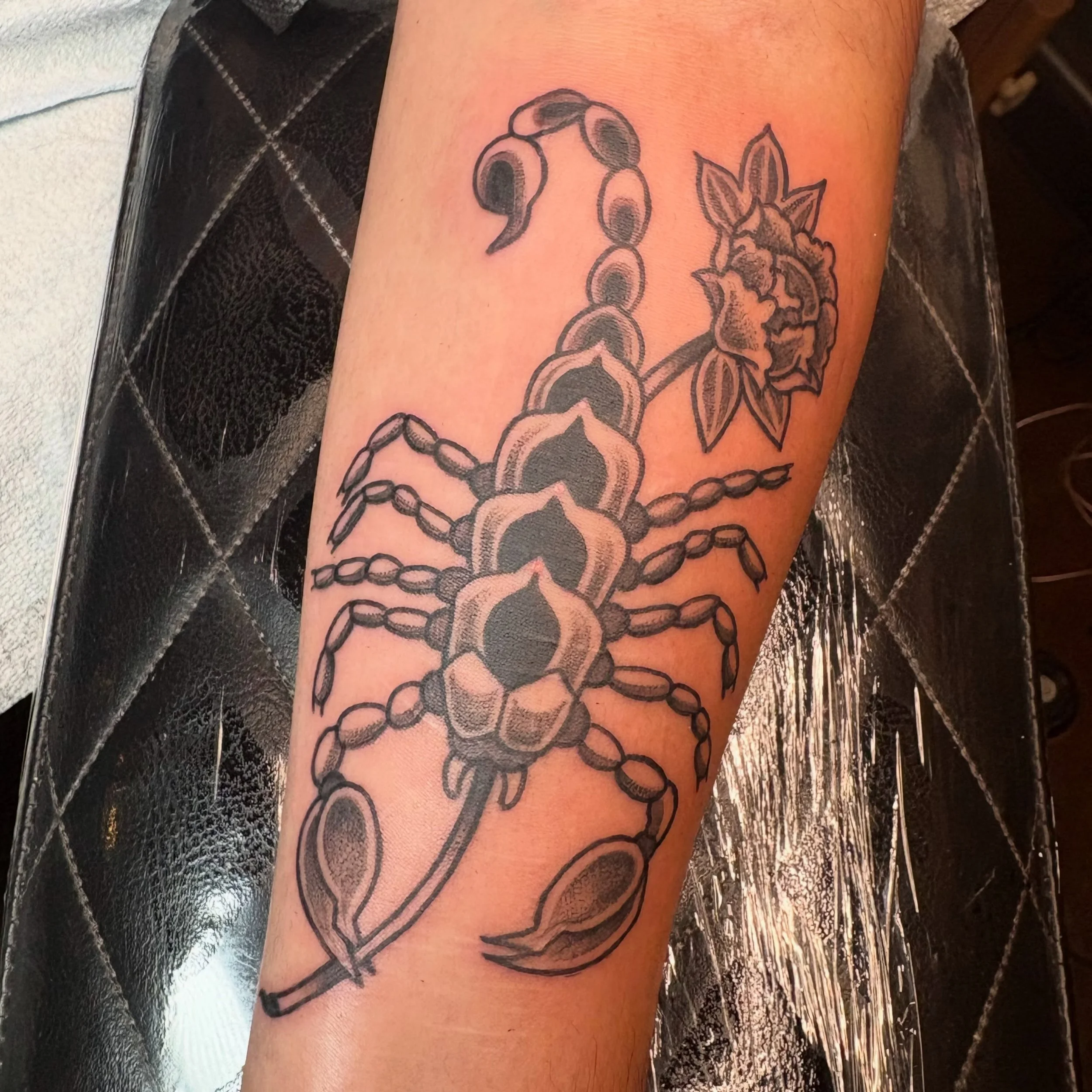 CUTE LIL SCORPIANA FROM MY FLASH!!!! Thank you thank you thank you, Alo for sittin so still and prettyyyyyy! thank you for choosing my art for your body until the end of time. Truly, I cri. 🦂 🖤✨
&bull;
&bull;
&bull;
#scorpiontattoo #blackandgrey