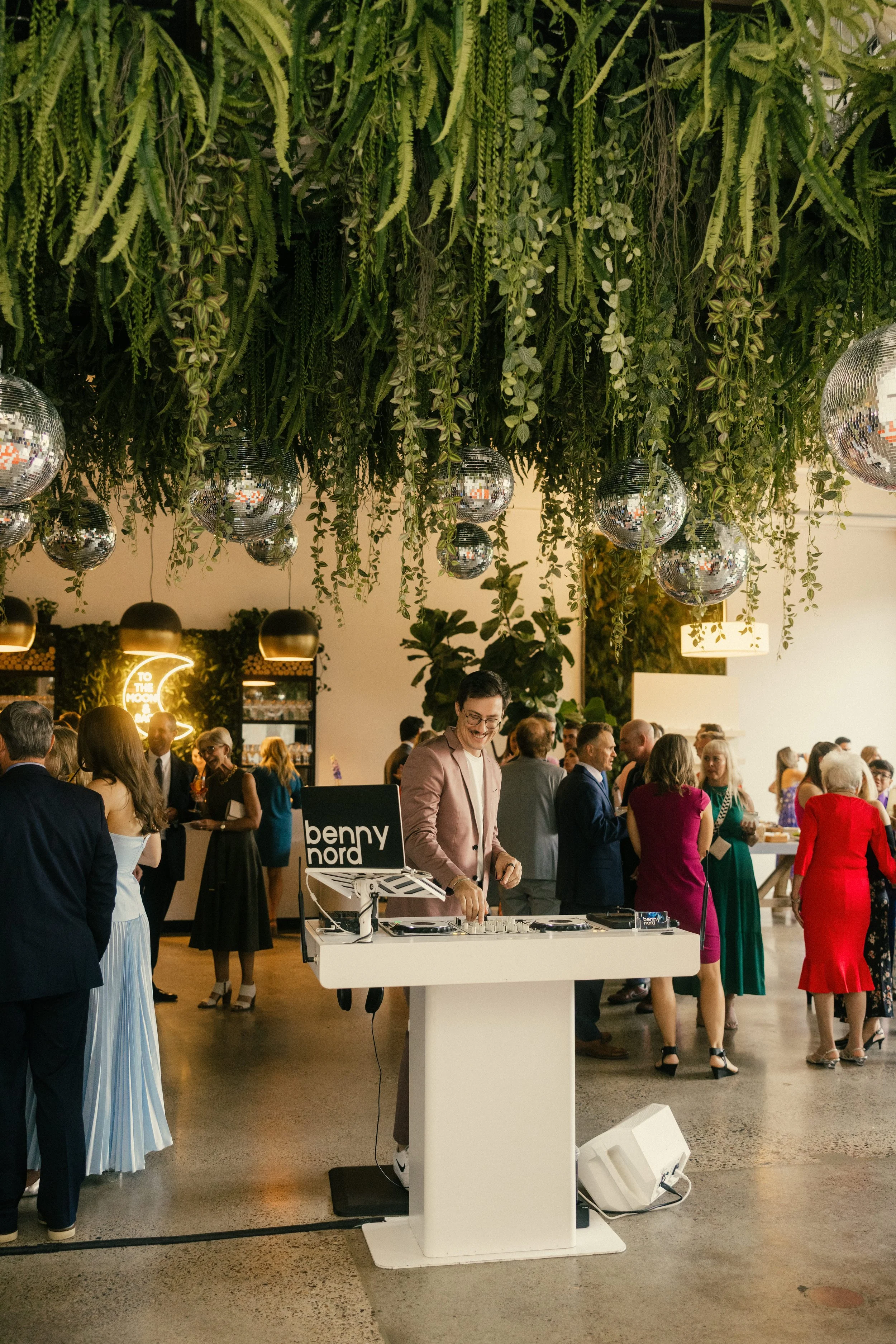 minnesota cocktail hour wedding photos by madison delaney photography 4.jpg