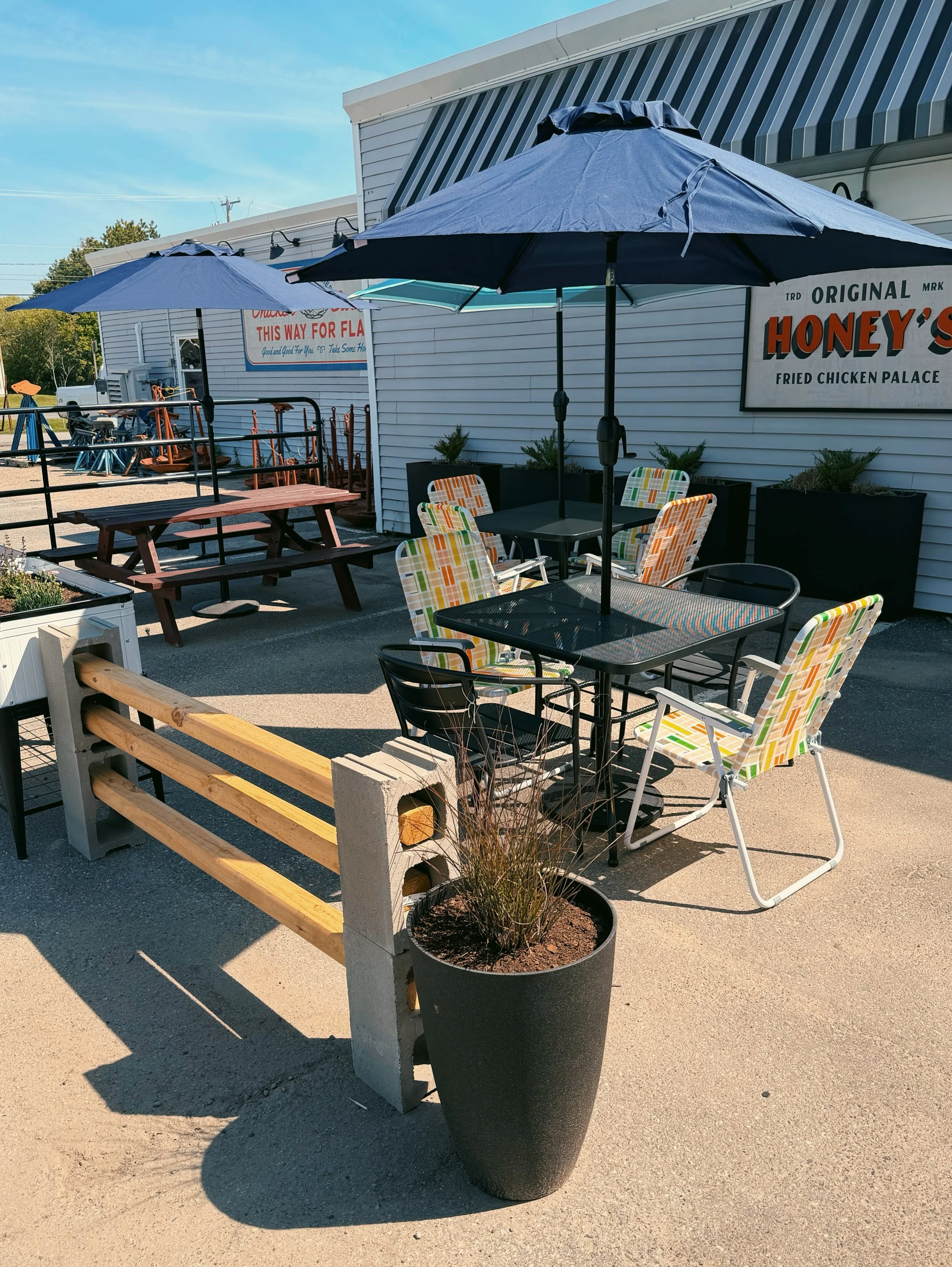 WITH HOT CHICKEN SUMMER finally upon us, the time seemed right to sacrifice two perfectly good parking spaces and unveil the HONEY&rsquo;S OUTDOOR FEEDIN&rsquo; CORRAL.

Ever wish you could eat the county&rsquo;s best fried chicken while sitting next