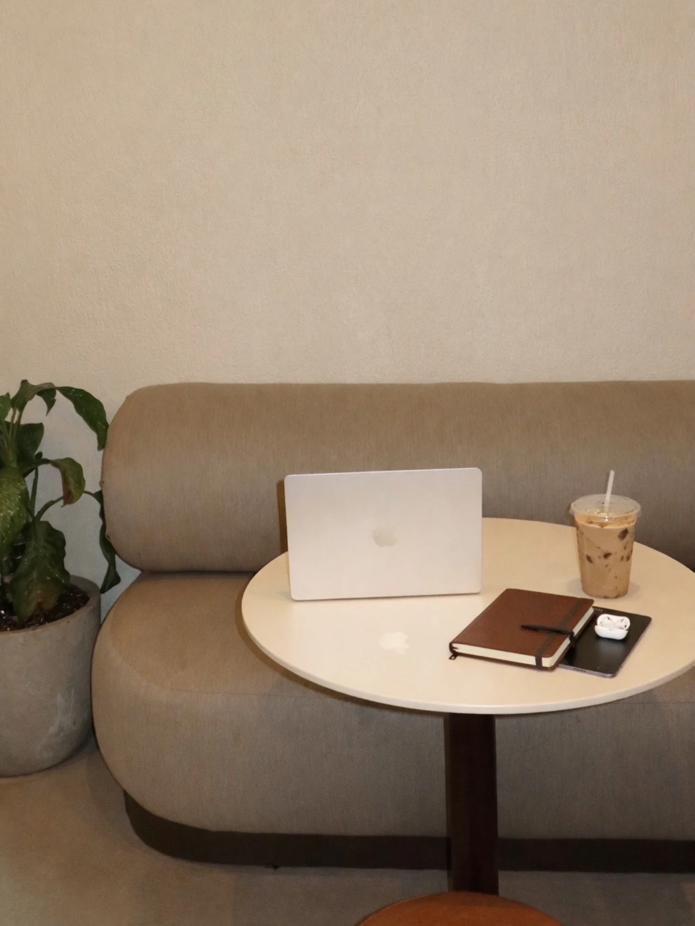 A little pause for your mind, body, and soul. 
HEAL Cafe &mdash; Miami&rsquo;s first wellness cafe where mindfulness meets indulgence.

Where every sip, every page, and every moment is part of your healing. 

#HealCafe #Midtown #healingfromwithin