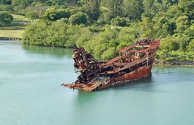016-00022a-Sunken-Freighter-at-Roatan.jpg