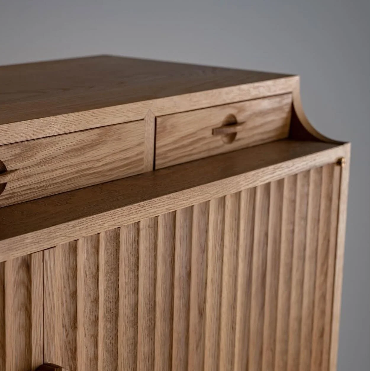 Some of my favourite bits&hellip; birds-beak tenons to divide the drawers and the little curves on either side of the carcase 💕

Photography by @danielallenstudio 
@centreforfinewoodworking_nz 

#cabinet #cabinetmaking #furniture #furnituremaking #o