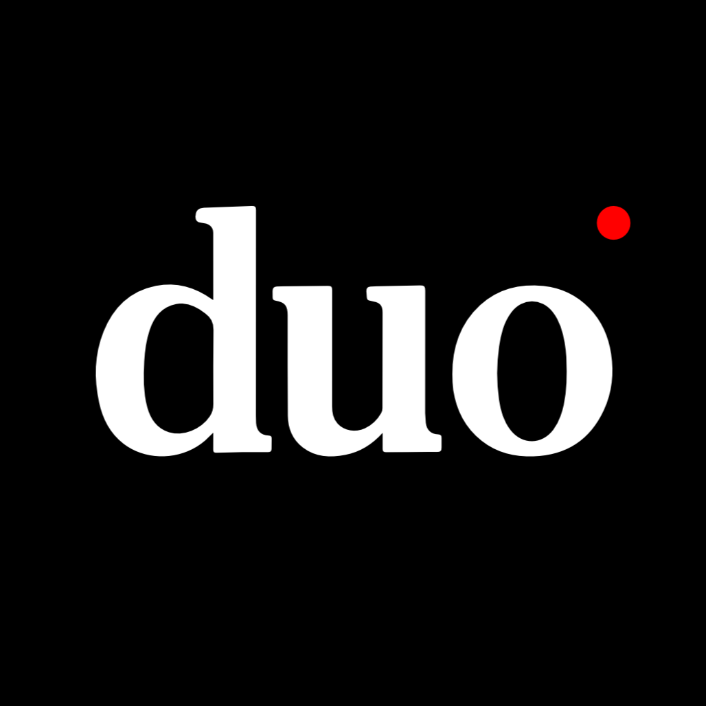 Bildet viser ordet 'duo' skrevet i hvite bokstaver på en svart bakgrunn, med en liten rød prikk i øvre høyre hjørne.