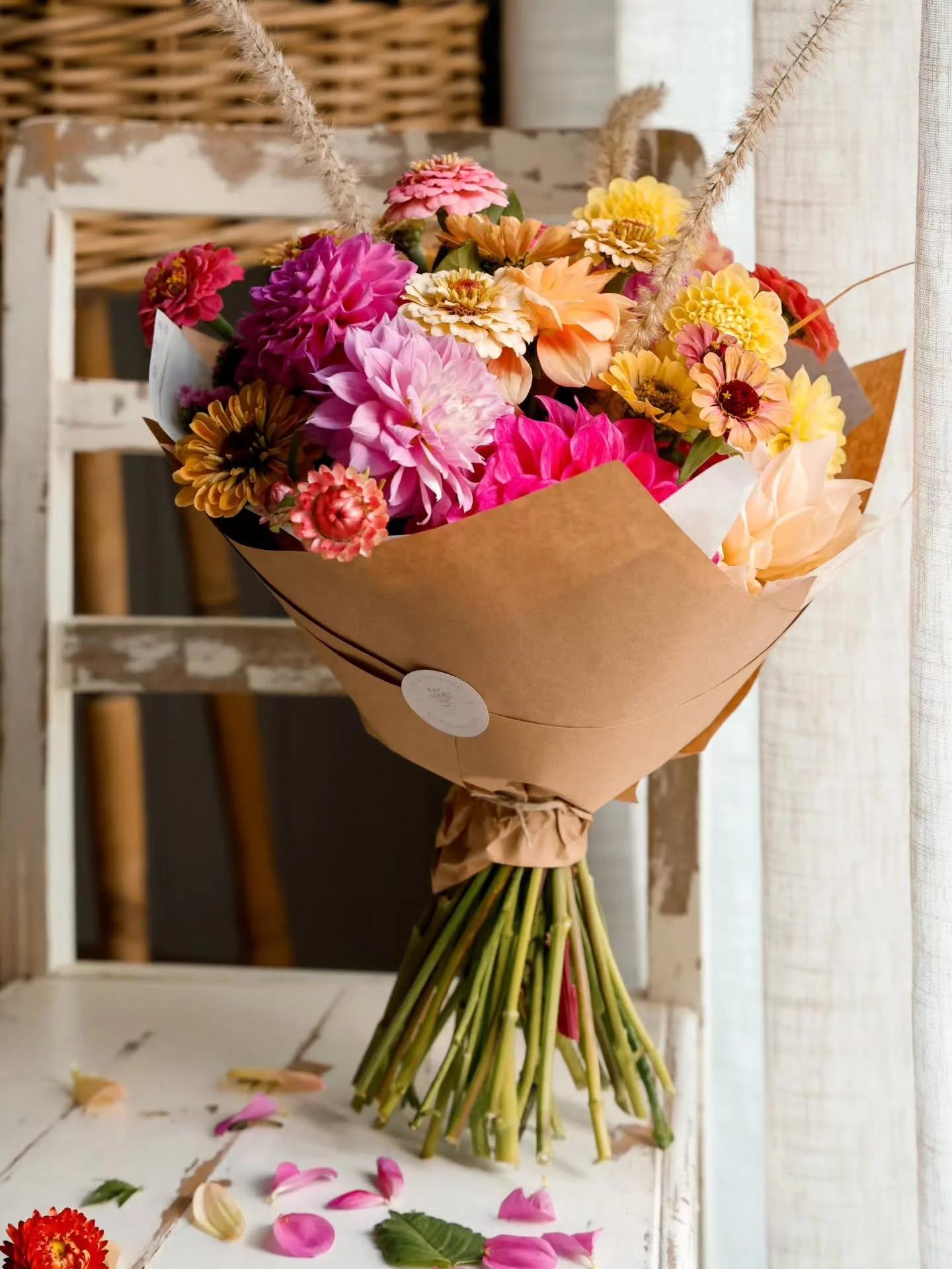 Colours I never quite want to say goodbye to 🩷🍁🌼
A bouquet for a special friend, gathered from our little, love-filled patch.