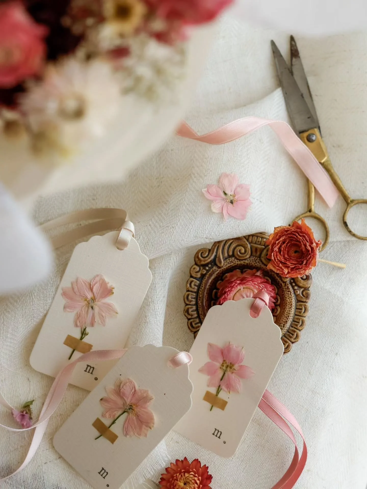 To Mum ~ with love in every season.

Sweet pressed flower tags, thoughtfully made to sit alongside your Mother&rsquo;s Day bouquet.

🍂🤍🌸