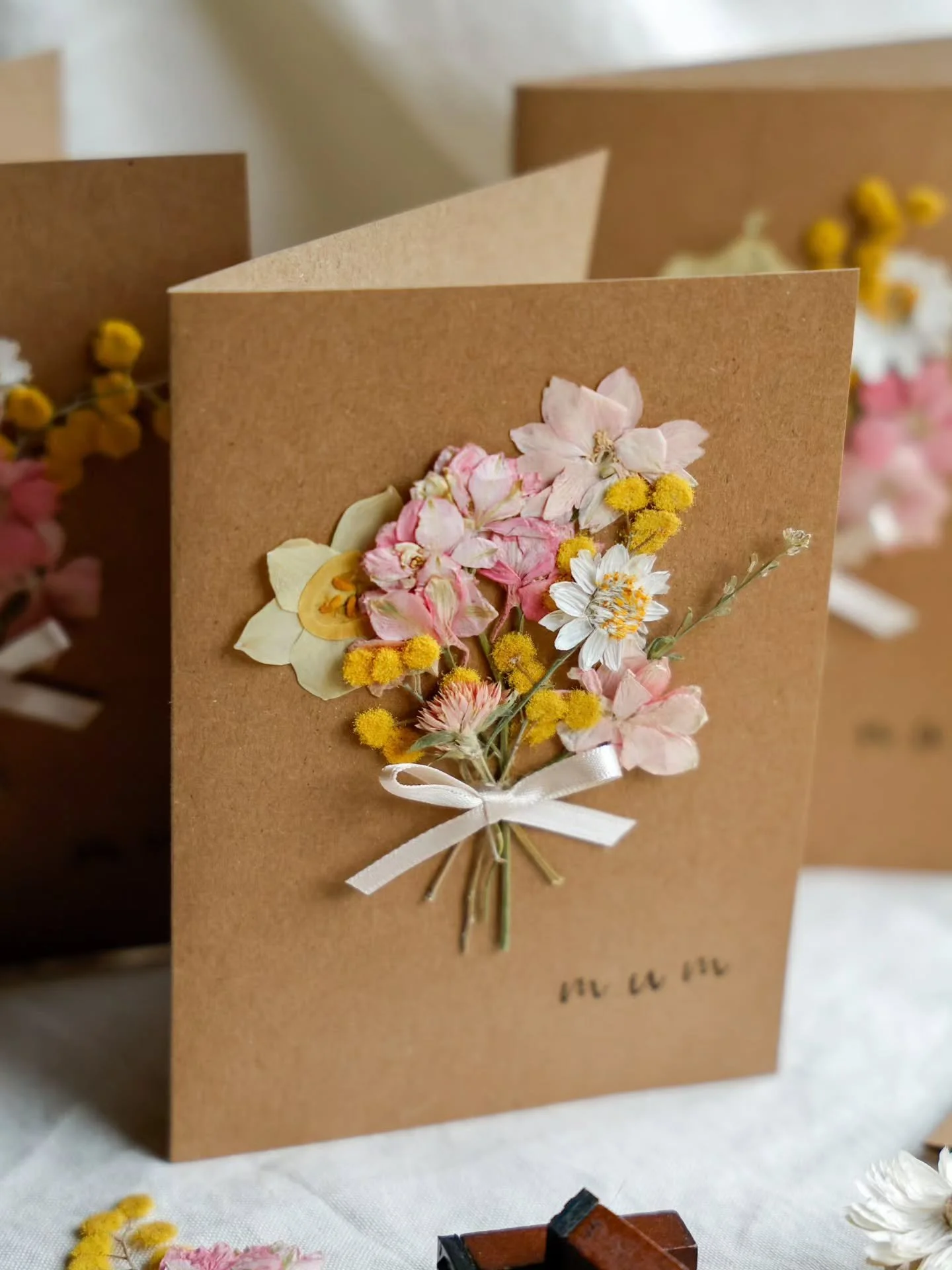 maybe it&rsquo;s not about the place&hellip;
just your favourite people 🩷

A small pressed flower card for Mum or Nan,
made to hold love, memory, and gratitude this Mother&rsquo;s Day.

Now available on my website 🌿