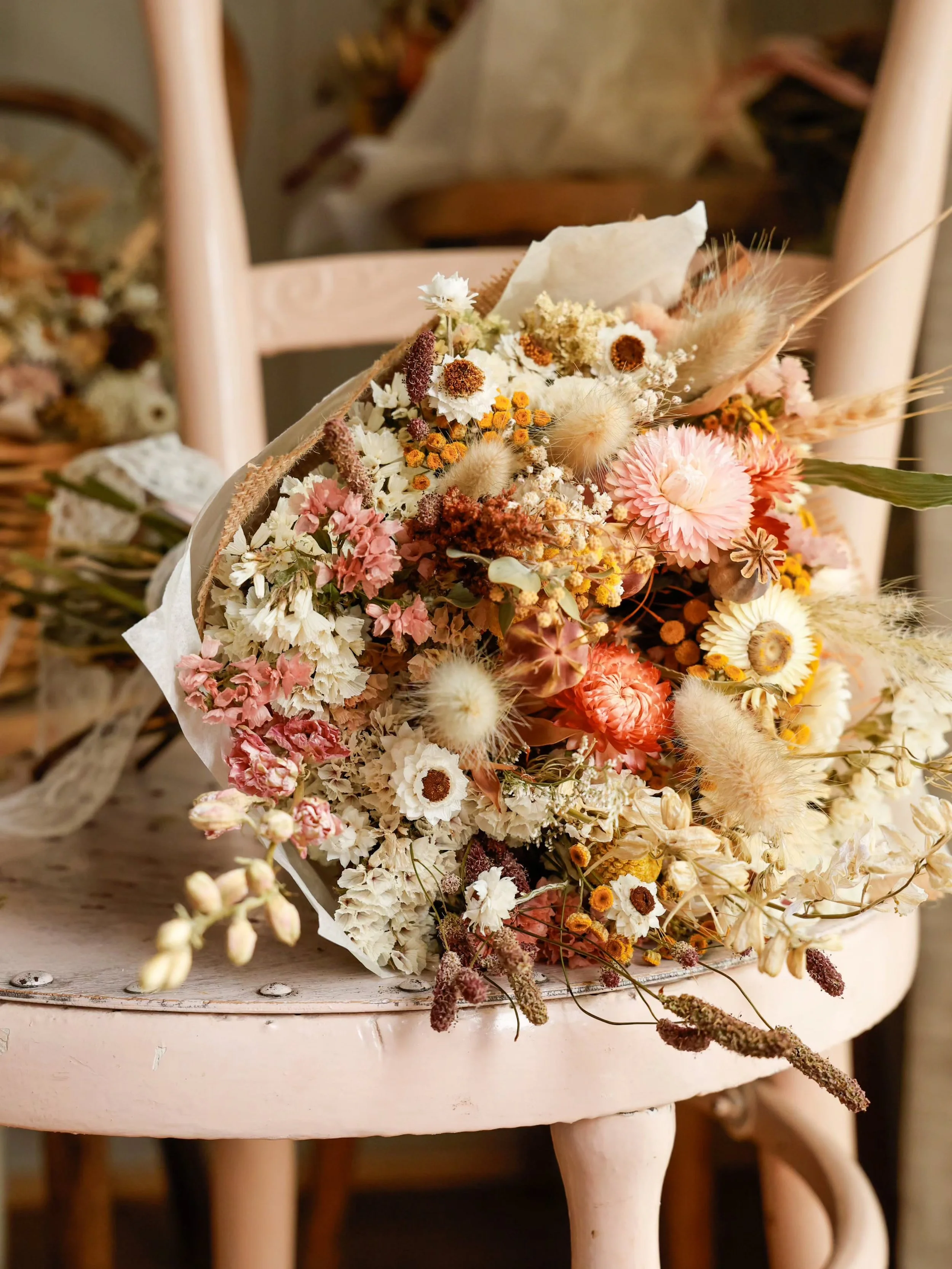 Soft, earthy florals with the sweetest pop of peachy pink 🌿🍑🤎

A timeless colour palette that feels beautiful through every season.