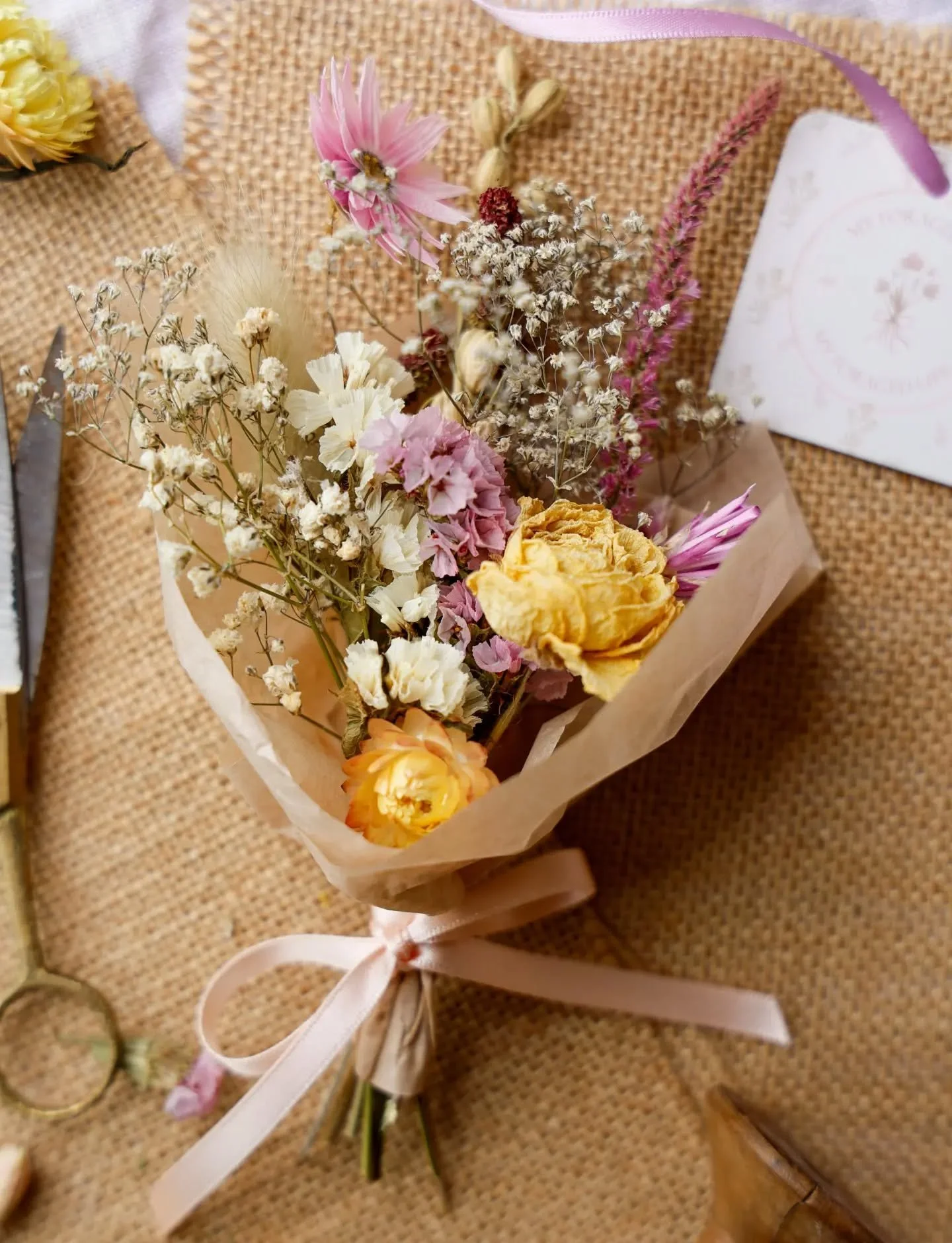 The softness of these pretty colours&hellip; 💜💛🤍

Sharing a sweet little order from last week ~ an everlasting flower cloche &amp; mini posy&hellip; a match made in heaven!

I&rsquo;m currently running quite low on my smaller glass cloches, but re