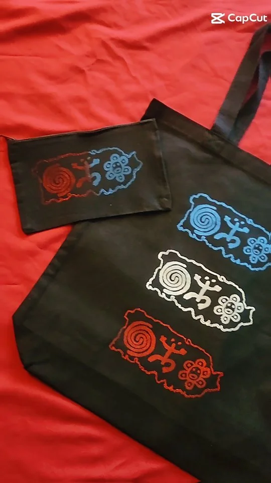 New bundle. Handmade. Just in time for Hispanic Heritage Month. ✨
Tote + cosmetic bag, thoughtfully designed.
Link in bio to shop. ❤️🤍🩵
#etsyseller #artistsoninstagram #handmadewithlove #linoprinting #tainoart #etsyshop