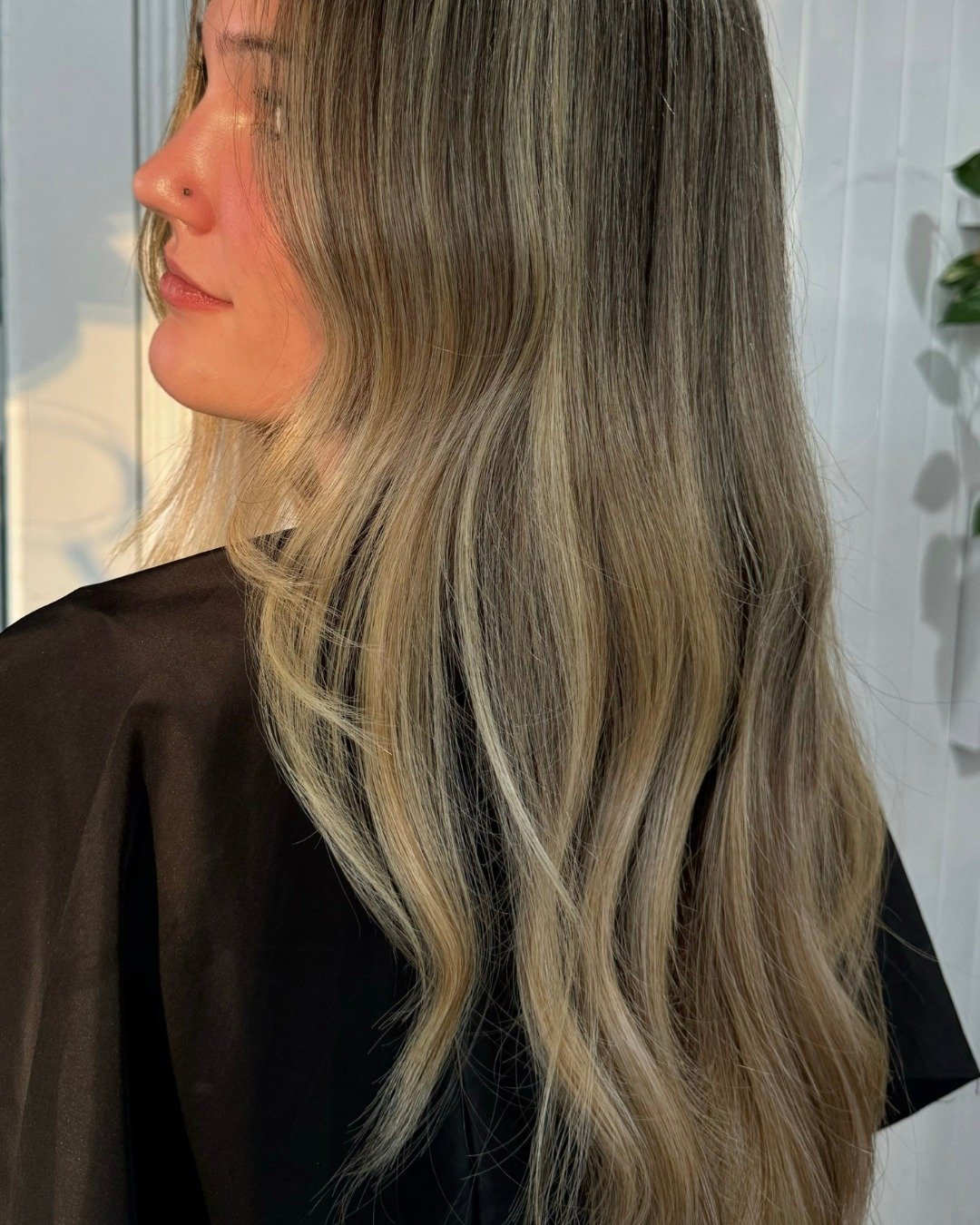 This is how you brighten without going high-maintenance.
ㅤ
We kept a natural root for a soft grow-out and lightened through the face frame and ends for that sun-touched look. Glossed for tone and shine, finished with loose waves to show the blend.
ㅤ
