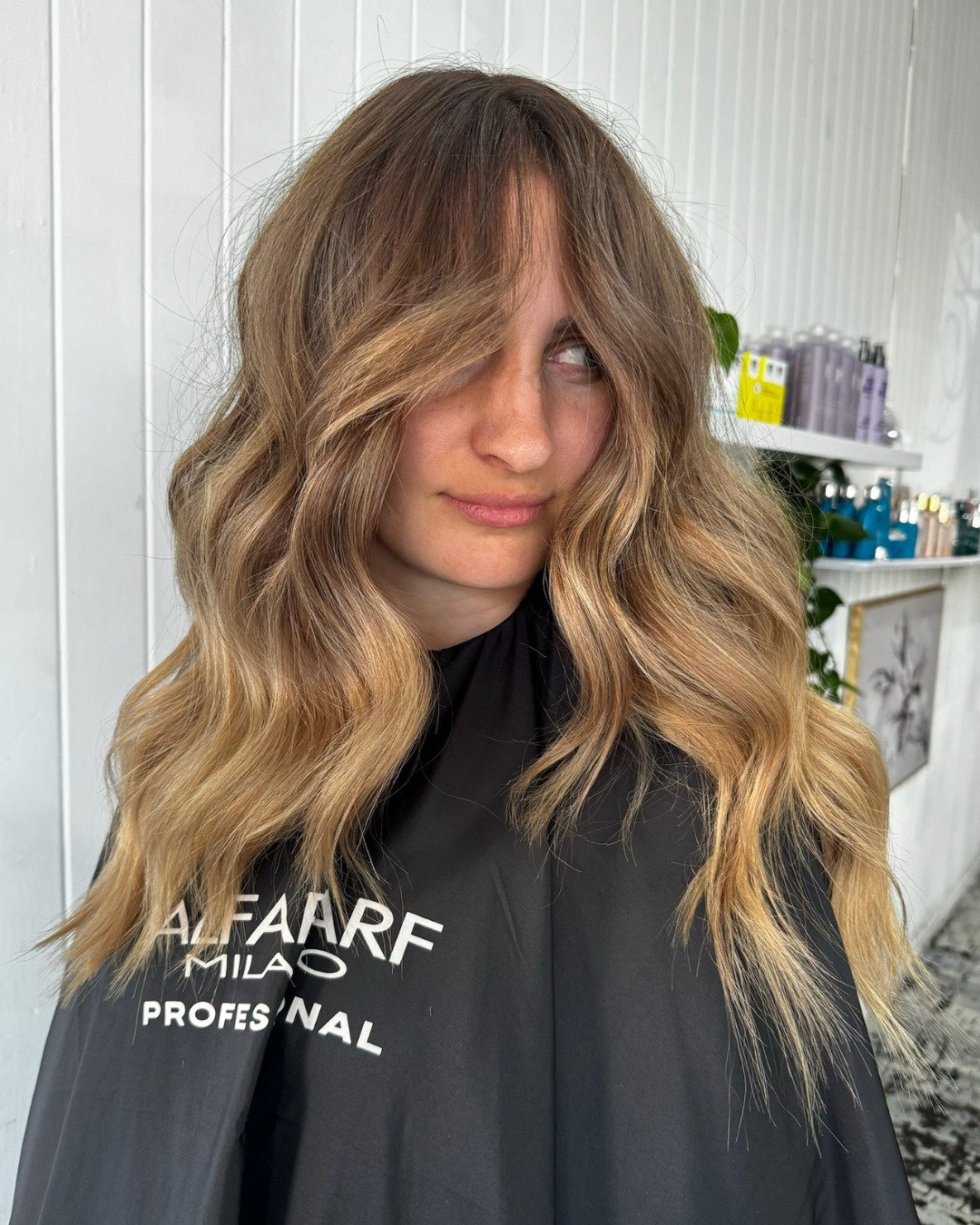 Throwing it back to training day with Alfaparf, where this warm honey blonde came to life. A soft, dimensional transformation that&rsquo;s giving face-framing glow and effortless luxe.
ㅤ
Created using Alfaparf Milano
Shot just as the sun hit perfectl