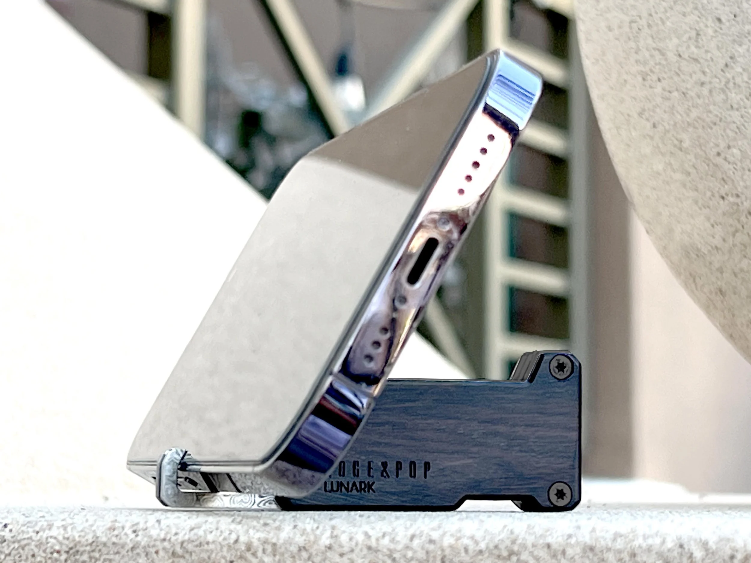 Edge & Pop Dual phone holder in landscape mode