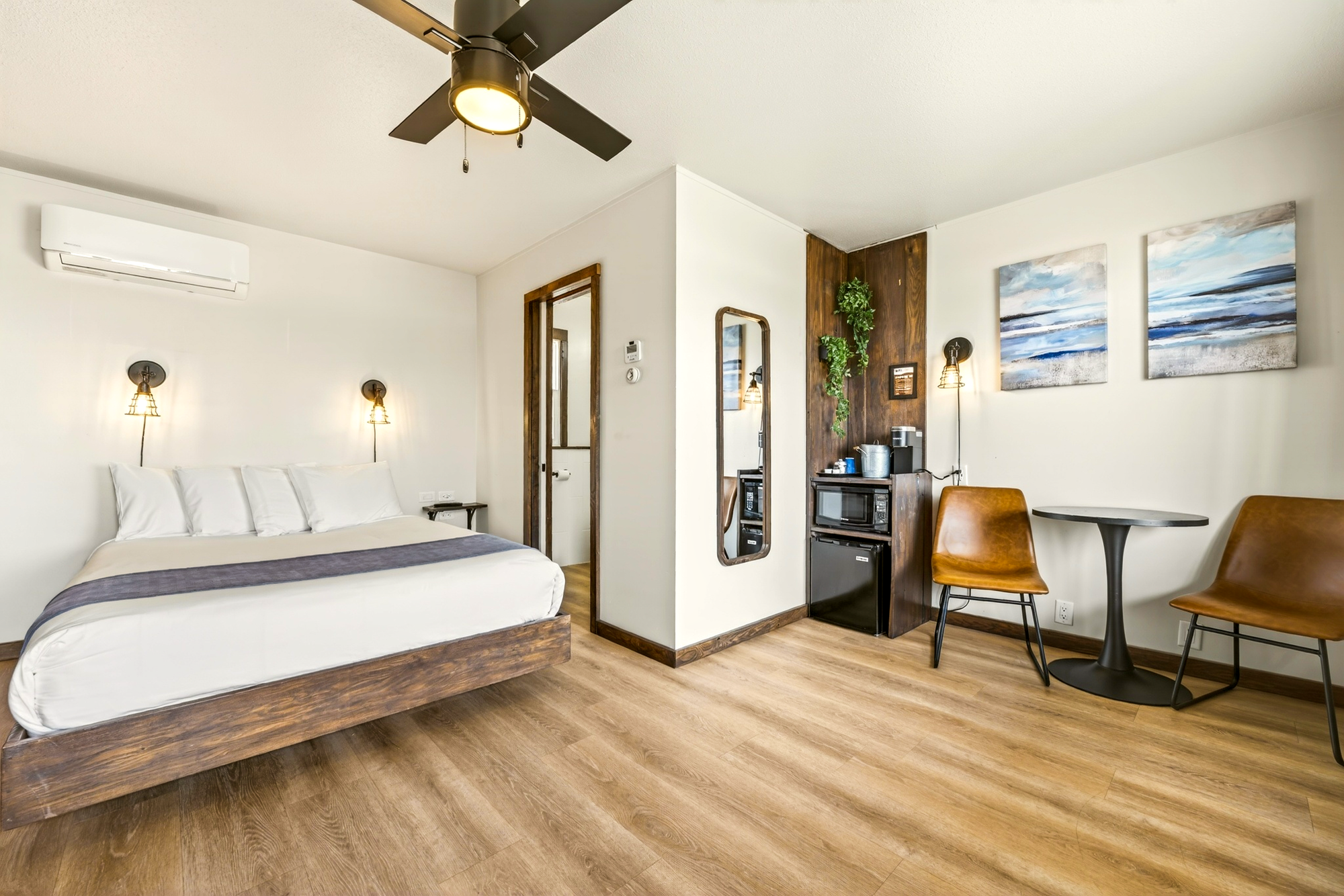 One queen bed hotel room in Minocqua, WI — Aqua Aire Inn & Suites