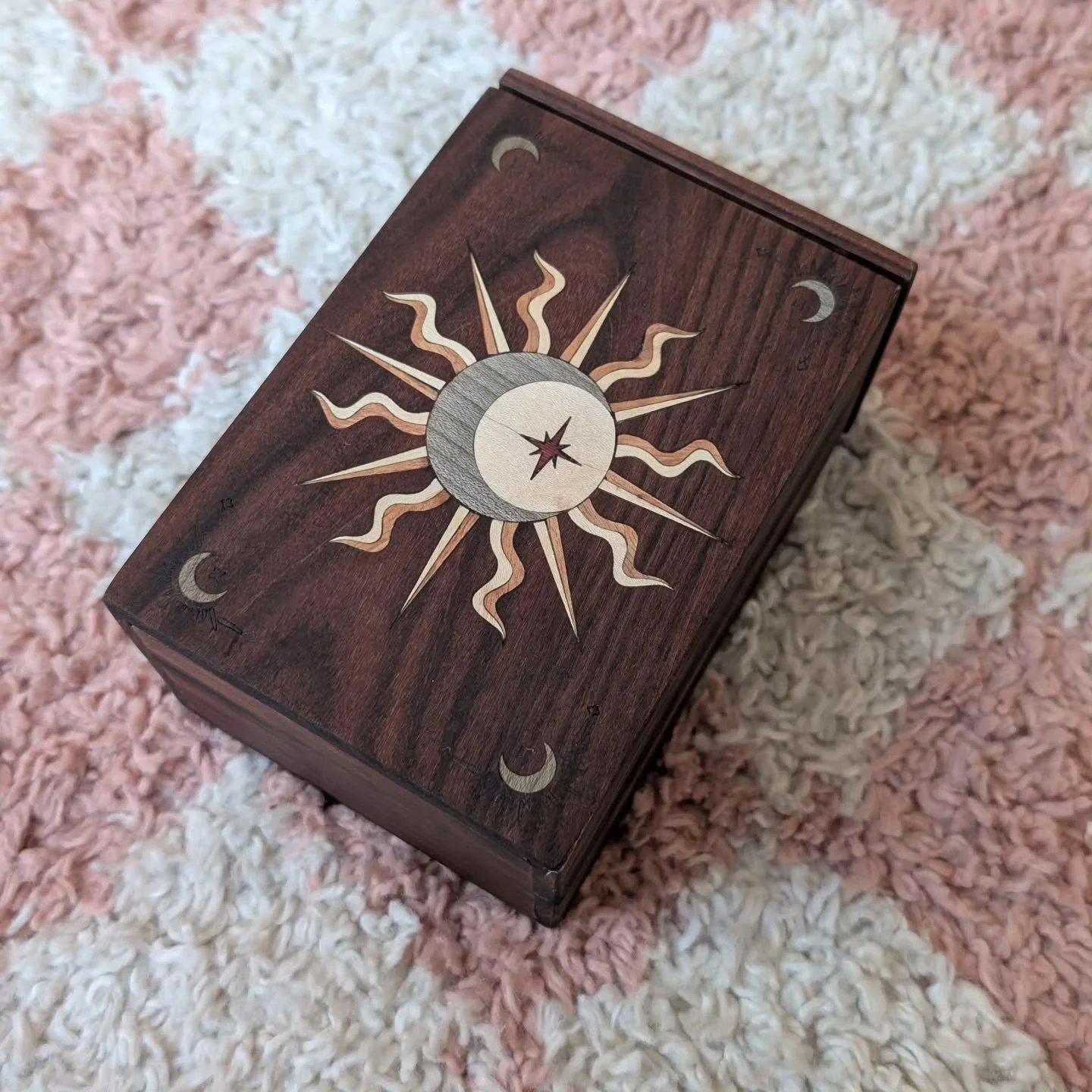 Fun little project I recently completed! 

This was a gift for a friend, made to store or transport a deck of tarot cards. 🌙☀️ This is rosewood inlaid with various woods to give a fun effect. All natural wood colouring. Sealed with an oil finish.

#