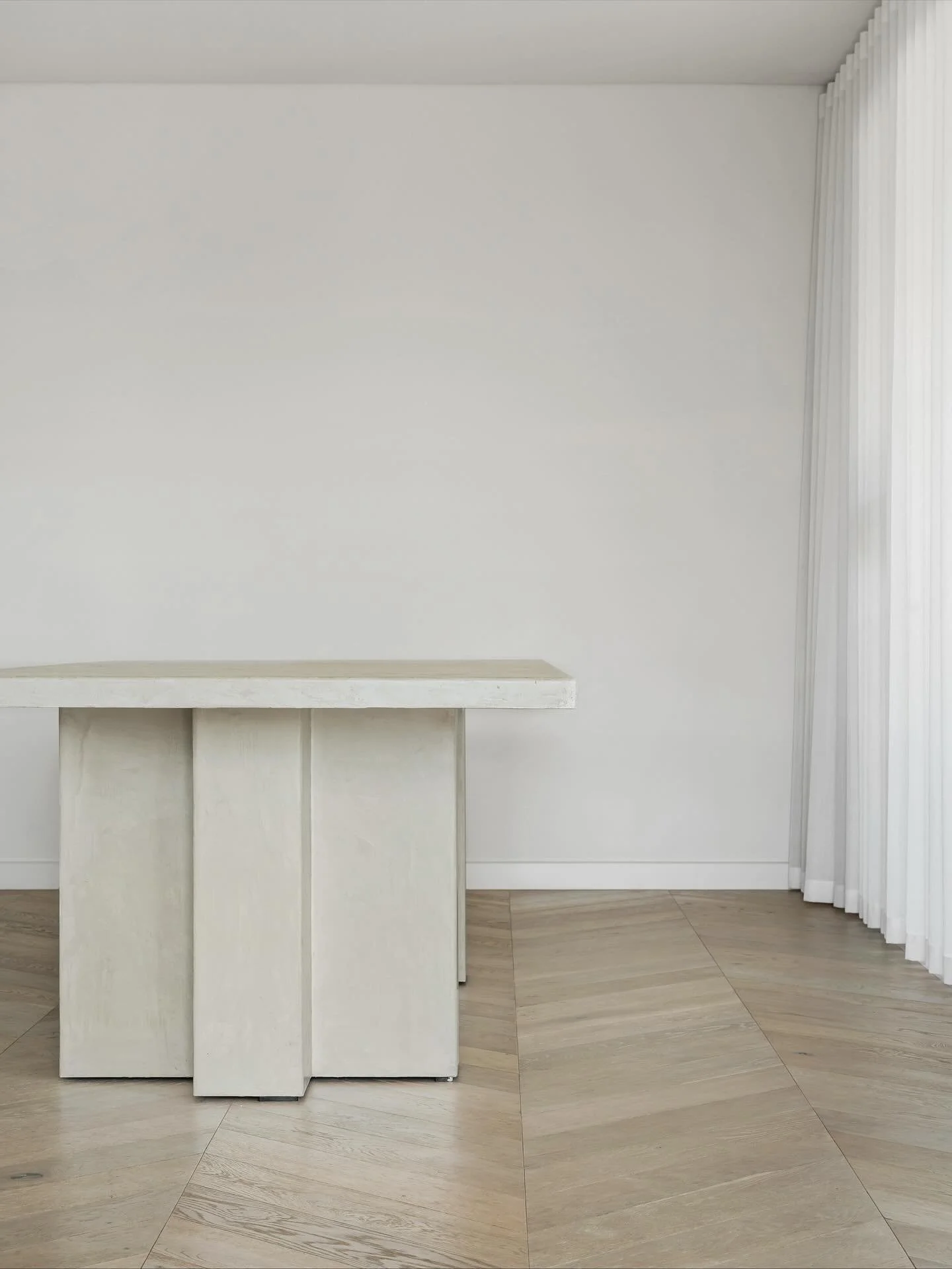 A study in texture and form.
This bespoke table, crafted in 2021 through the collaboration of Liani Sorrenti Designs and @williamalistairfinishes , features a hand-applied micro-cement finish, celebrating artisanal technique and enduring design.