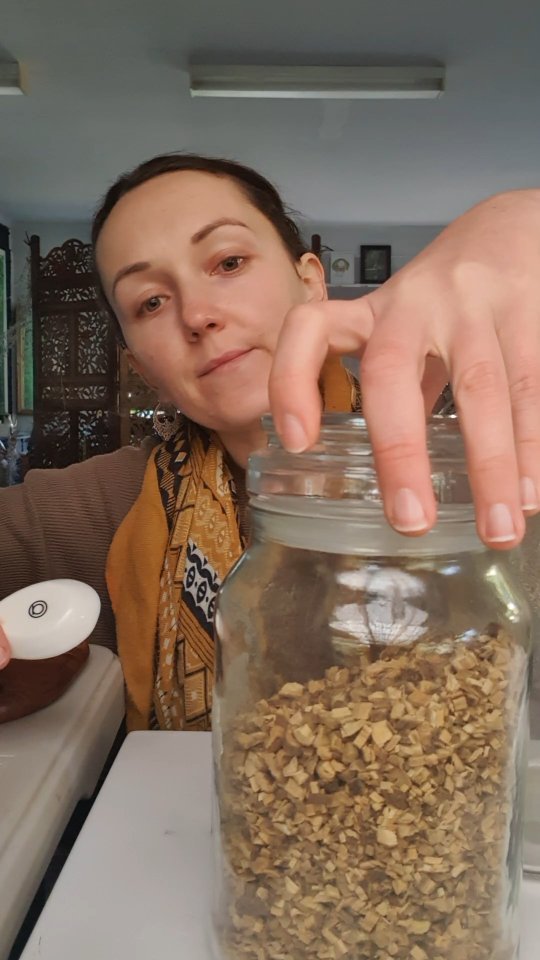 Adaptogenic, brain boosting coffee!
Adaptogens are herbs & mushrooms that help your body adapt to stress, gently supporting your nervous system, hormones and energy over time.
Unlike quick-fix stimulants, adaptogens work with your body, not ag