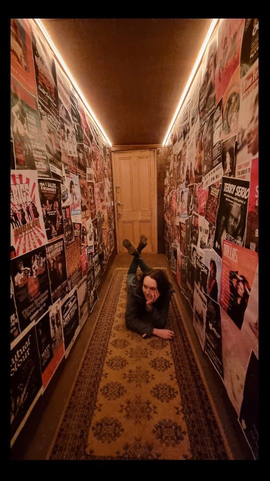 The coolest walkway through to the dance hall 😎
Such an epic old, English pub.
Took me right back to living in The Mermaid & childhood again, with all the memorabilia, tap beer, cosy fireplace and amazing vibes/ food, ahhh nostalgia!
#pigand