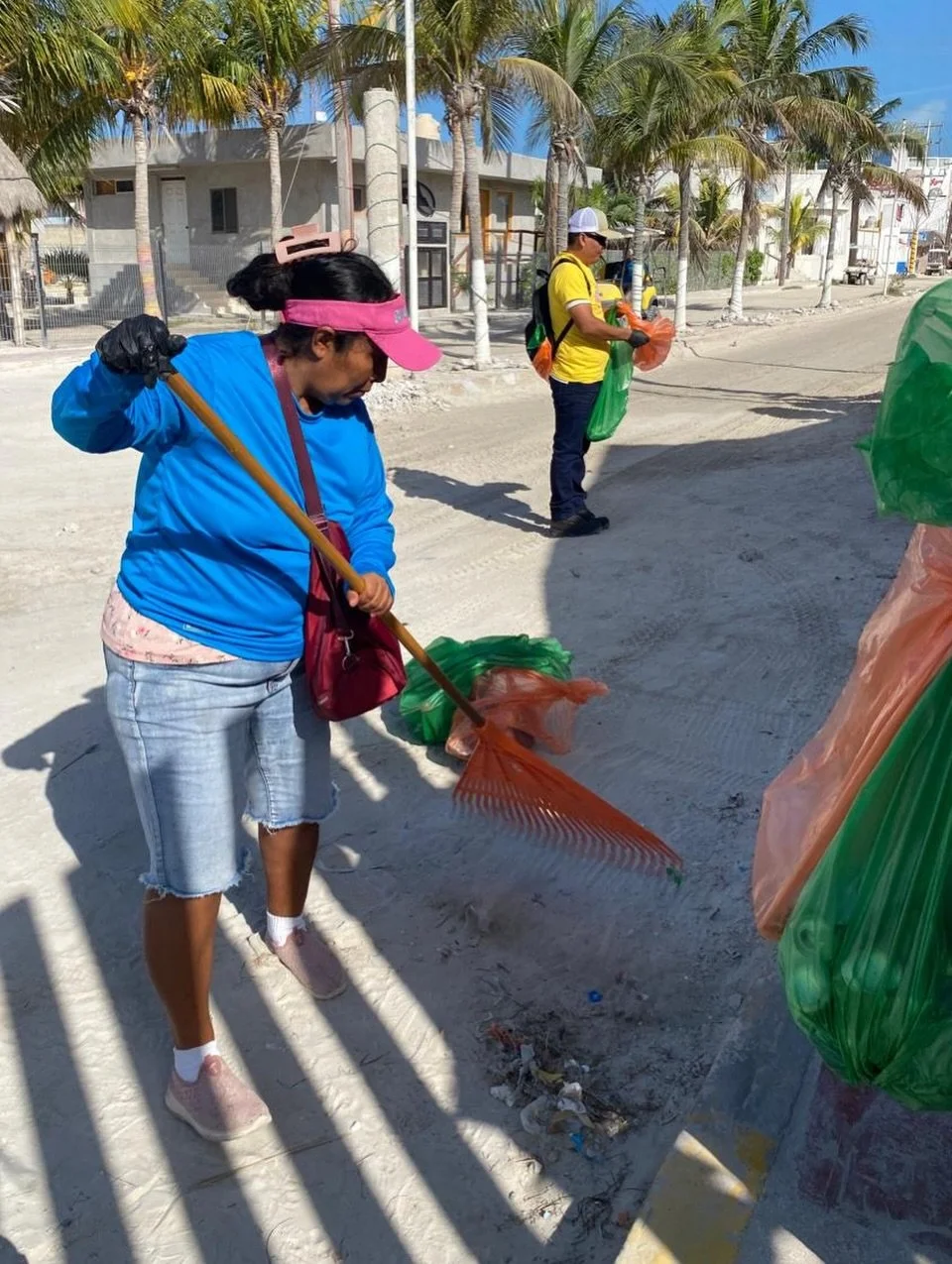 Estamos muy orgullosos de nuestro staff que nos apoya siempre para mantener limpia nuestra hermosa isla y sus alrededores. 👏😍💙⛴️🌊 El compromiso es claro: Mantener un Holbox LIMPIO 🏝️ &iexcl;Gracias! #BarridoMasivo #Holbox #S&uacute;mate #Ferry #