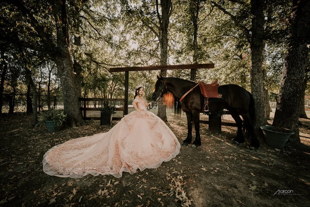 Rancho Las Chinas Quinceañera Photos in Quinlan — photograph by XVFifteen