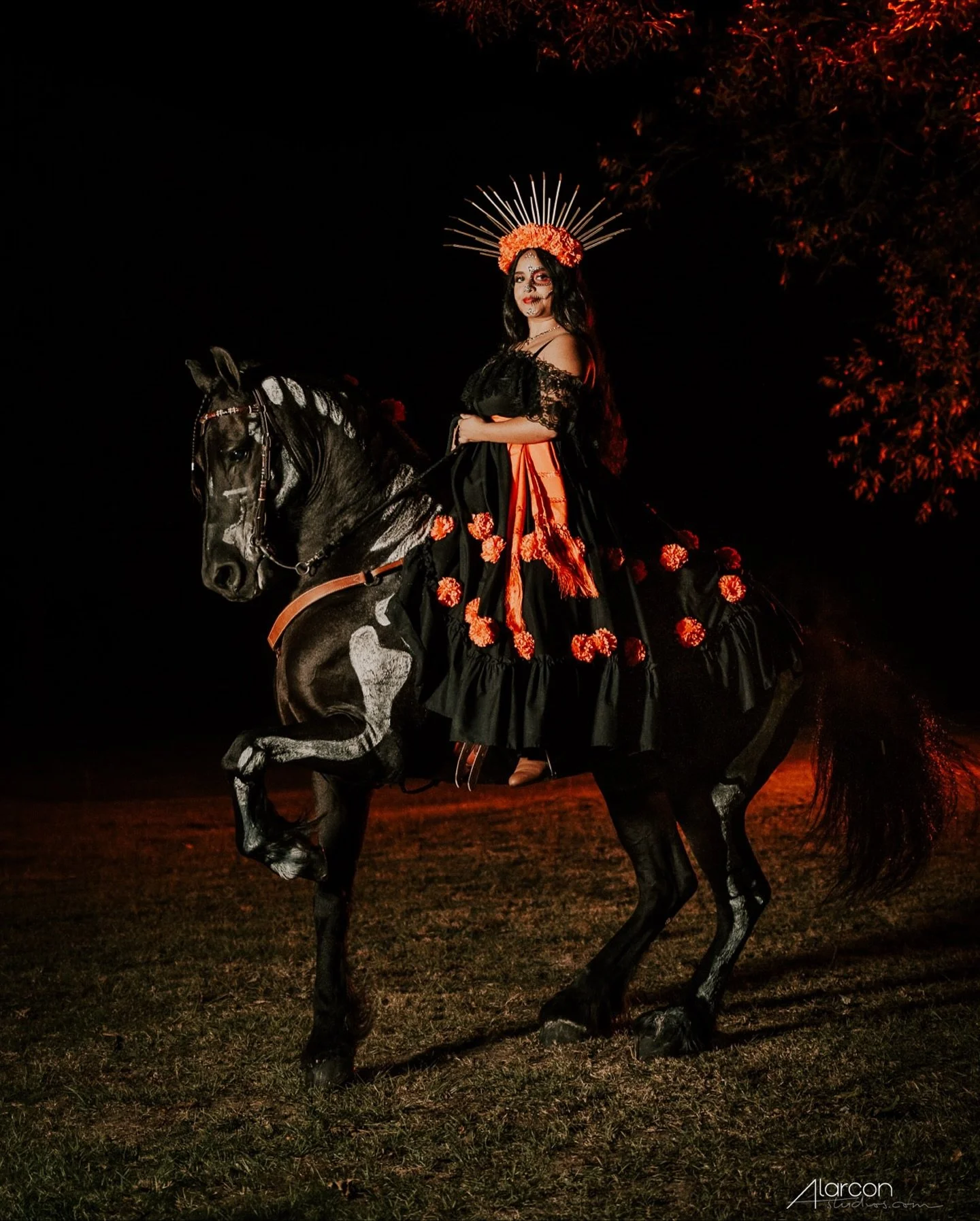 D&iacute;a de Muertos, homenaje a nuestra cultura 💀🇲🇽

Hoy celebramos con el coraz&oacute;n lleno de colores, flores y recuerdos. En colaboraci&oacute;n con Rancho Las Chinas, rendimos homenaje a nuestras ra&iacute;ces y a todas esas almas que se 