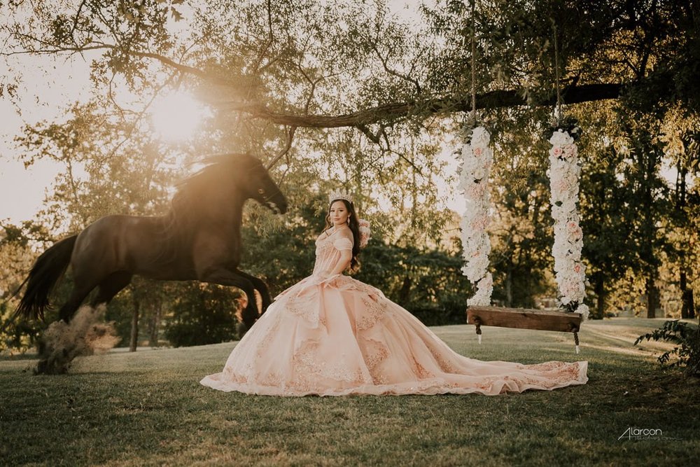 Rancho Las Chinas Quinceañera Photos in Quinlan — photograph by XVFifteen
