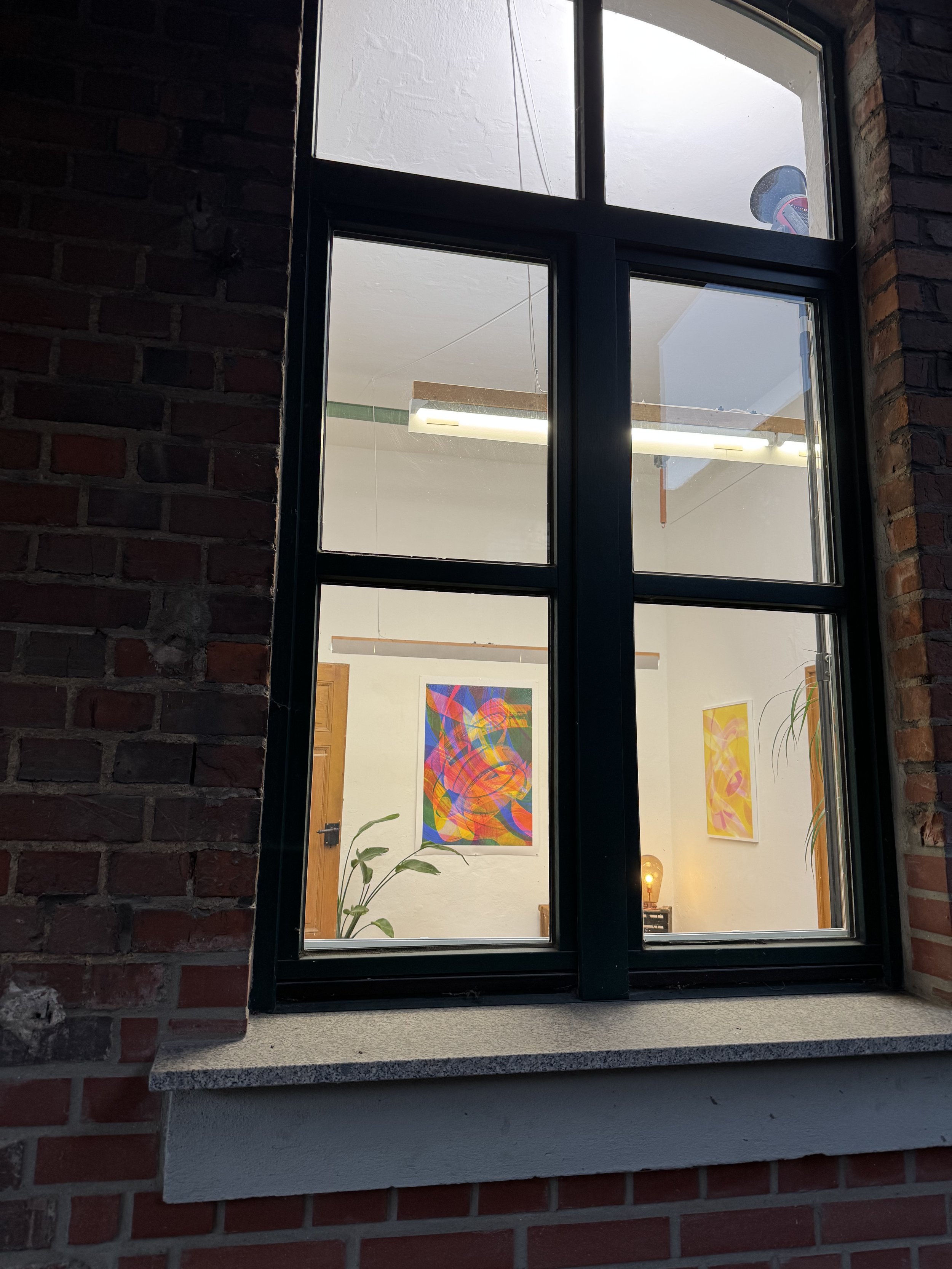 Ein Blick durch das Studio Nova Fenster