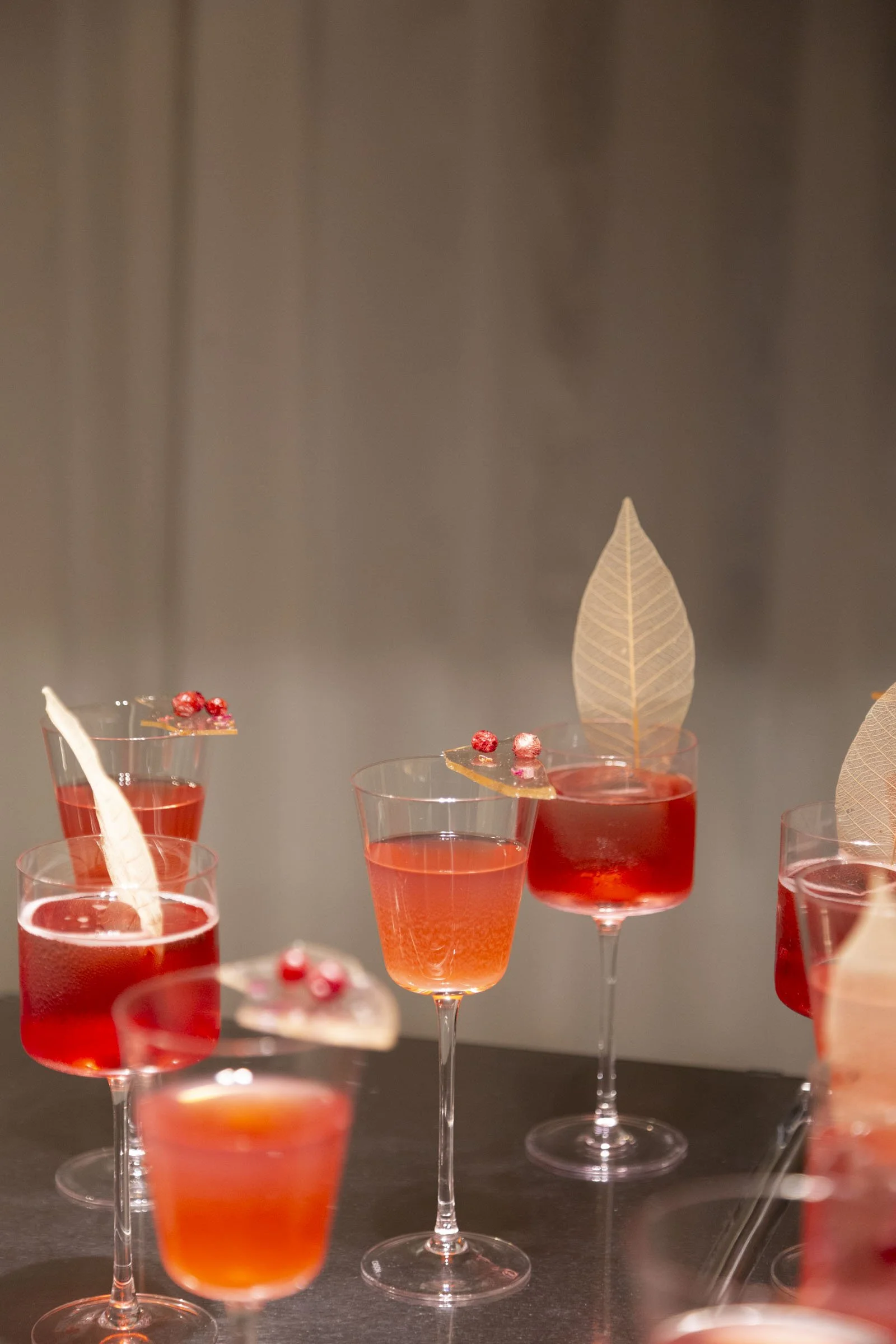 Sparkling tea ritual inspired by Density and Void, created for the CONTRASTS exhibition presented by Maison Navie in Seoul.