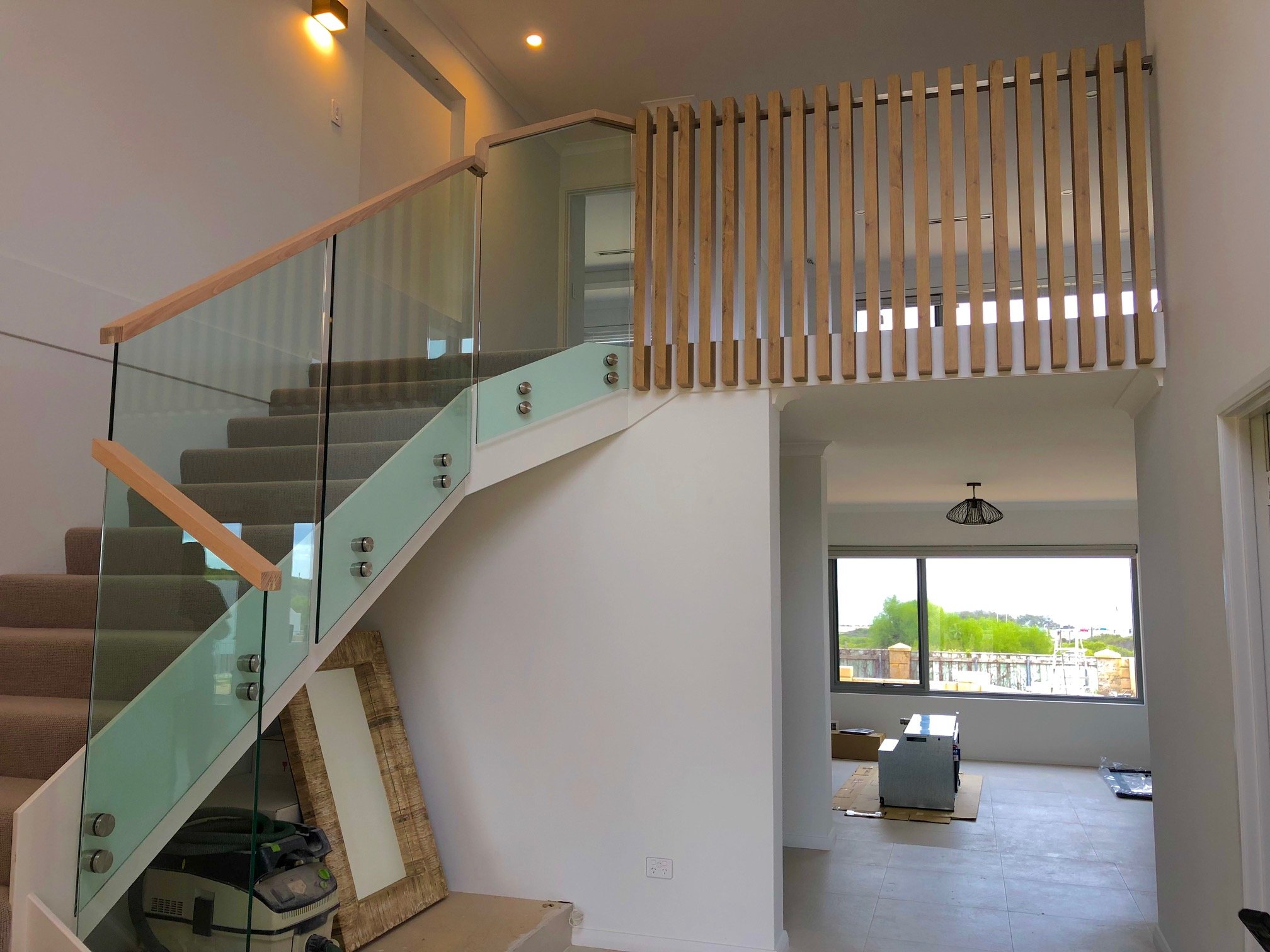 Planar Glass with Top Fixed Linear Vic Ash Handrail, Custom Aluminium 100x50 Wood Look Battons 1..jpg