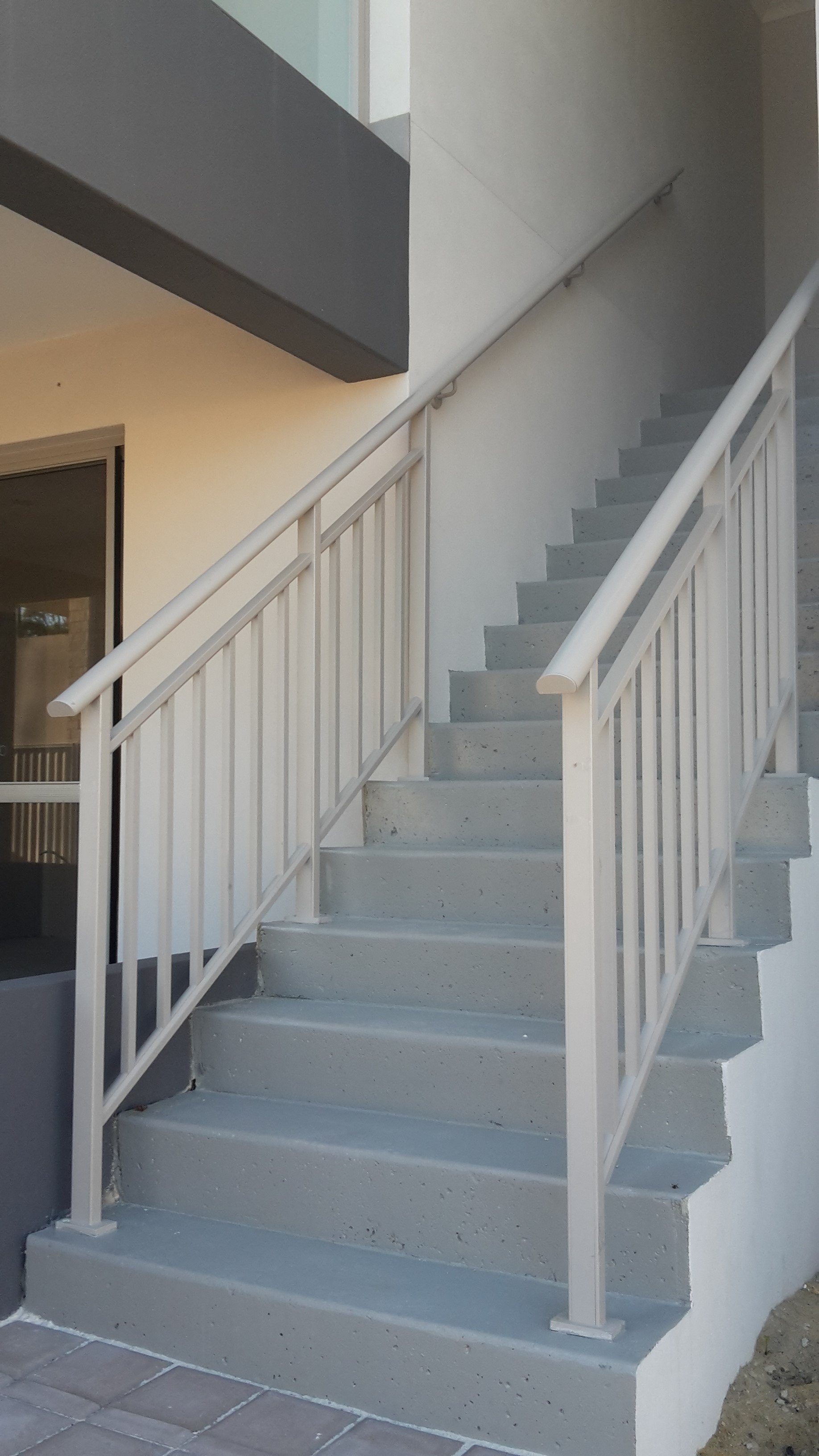 Heritade & Side Fixed Slimview Handrail 1.jpg