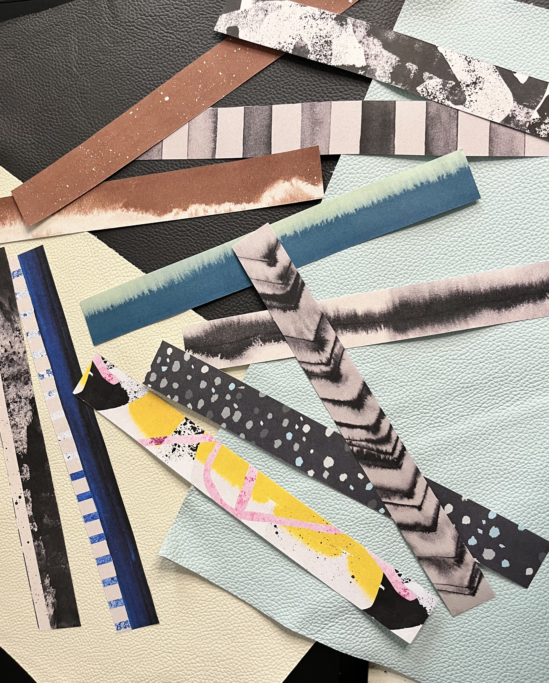 Einzigartige Stoffdesigns für Halsbänder auf Nappaleder