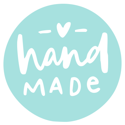 Runder blauer Aufkleber mit dem Wort 'handmade' und einem kleinen Herzsymbol.