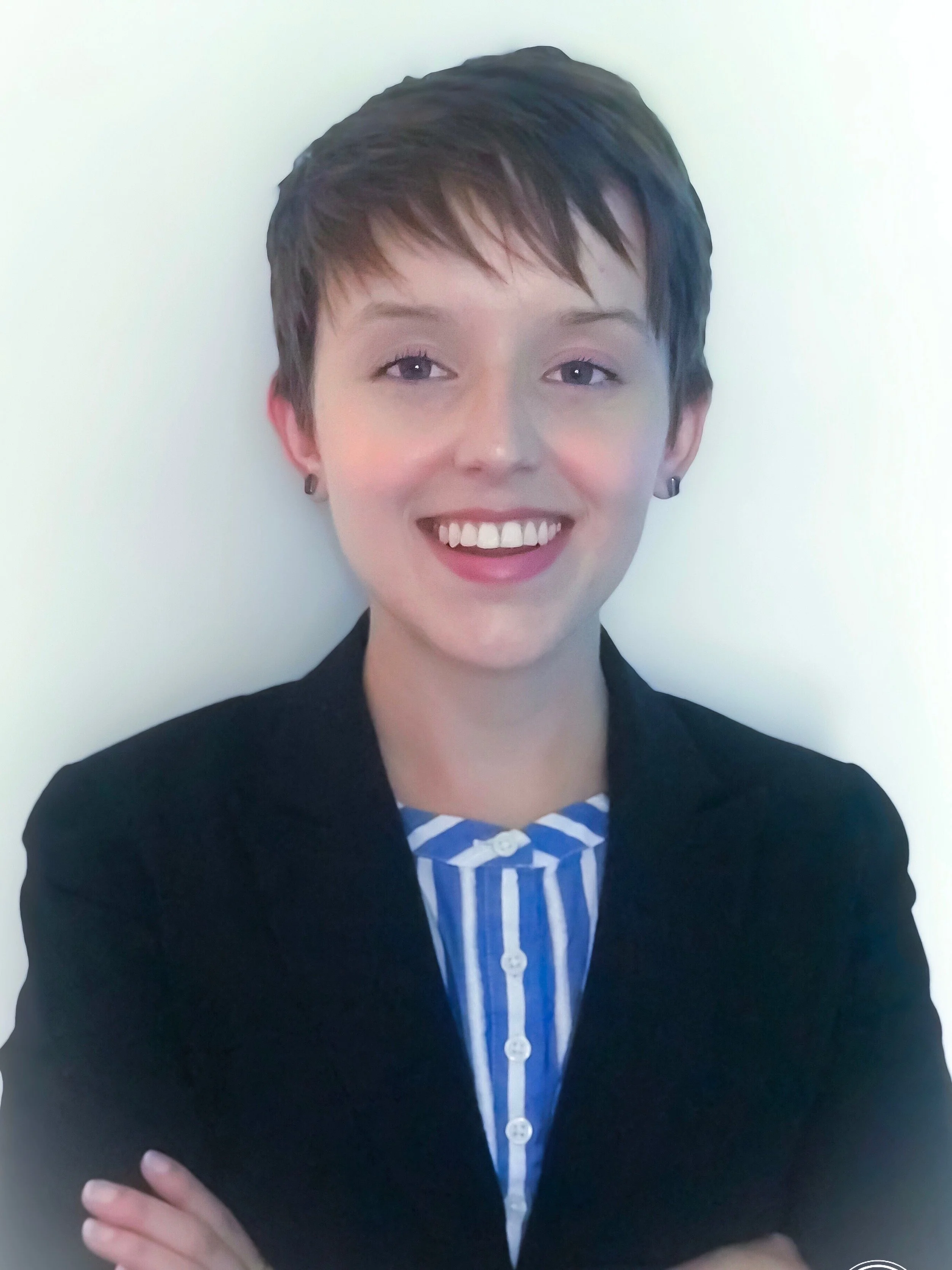 Woman with short hair wearing a blu ebla