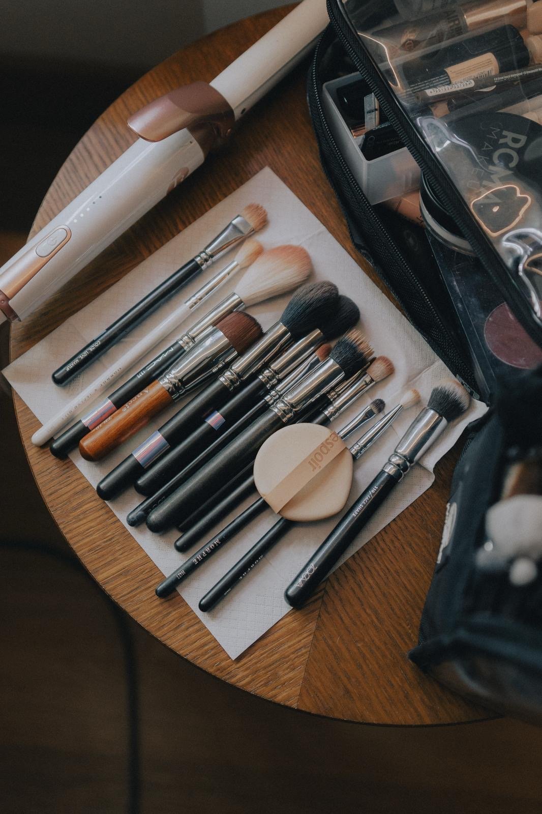 Make-up Pinsel und Kosmetiktasche auf einem Holztisch