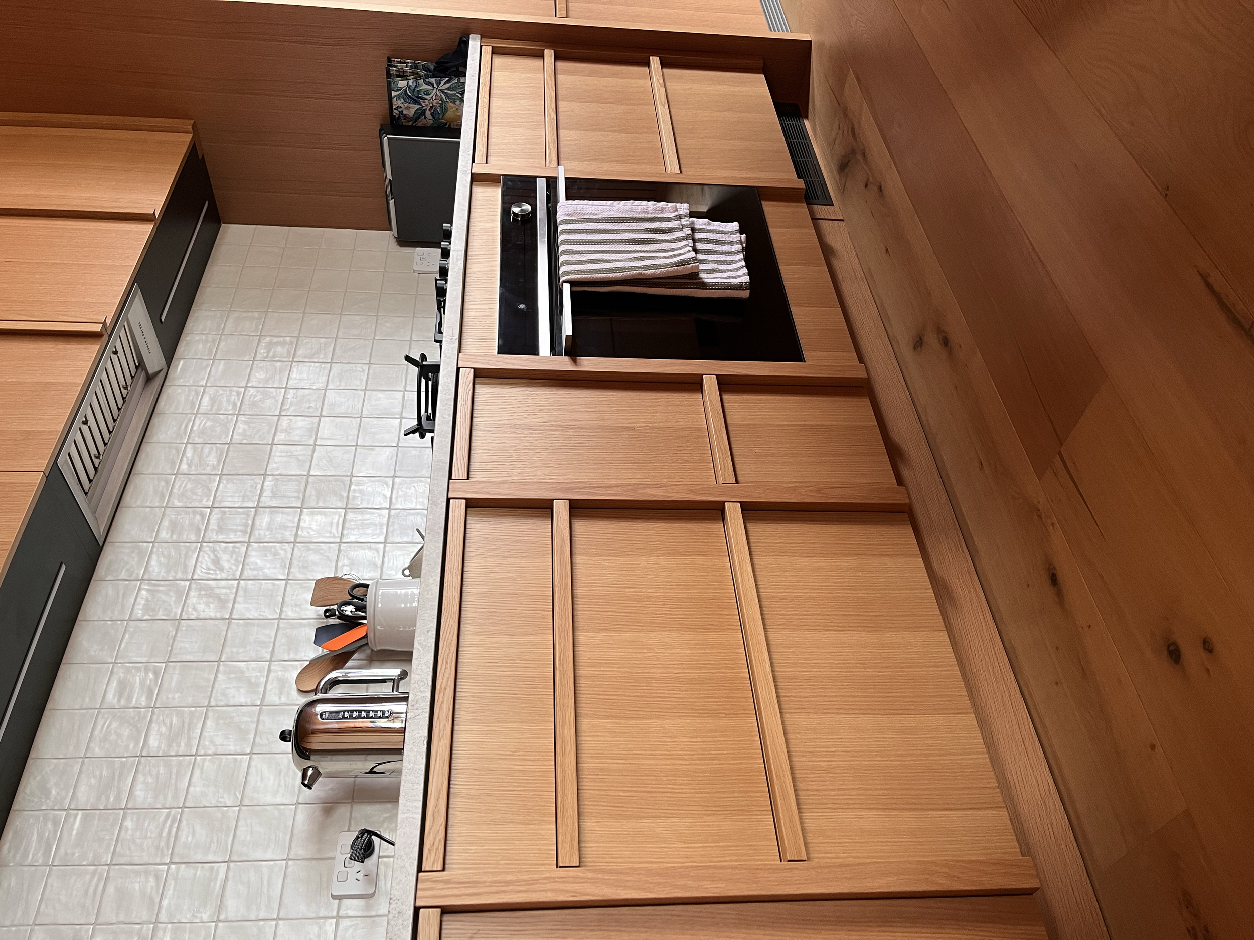 Oak with moulded Oak handles / Kitchen / Kūaotunu, 2025