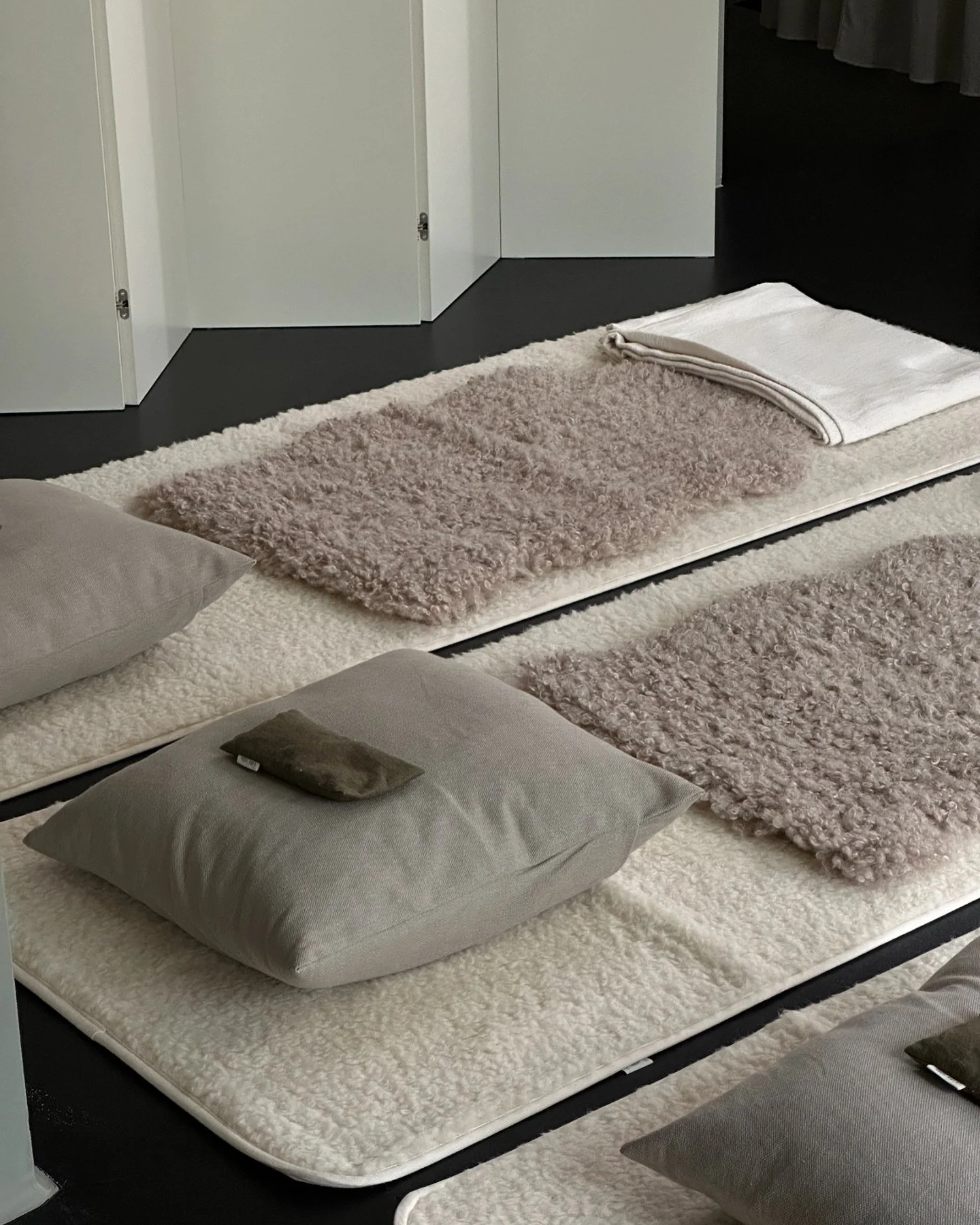 Are you ready to drop everything and completely forget the feeling of space and time? I&rsquo;ll be giving my first Sound Bath in a few weeks and I&rsquo;m really looking forward to accompanying you on this journey 🦢 

#soundbath #sacredmoments #sou