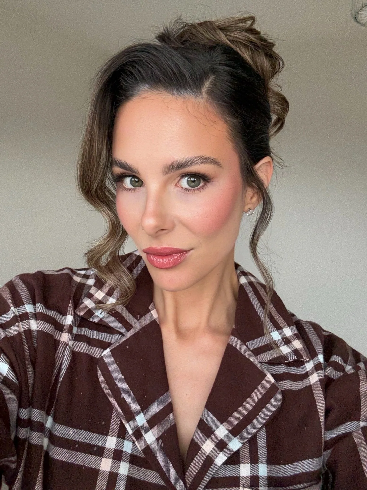 Awards glam @cheveuxbyc @allamodabridal_georgia 🤎
Featuring @adanola pyjamas 🤭