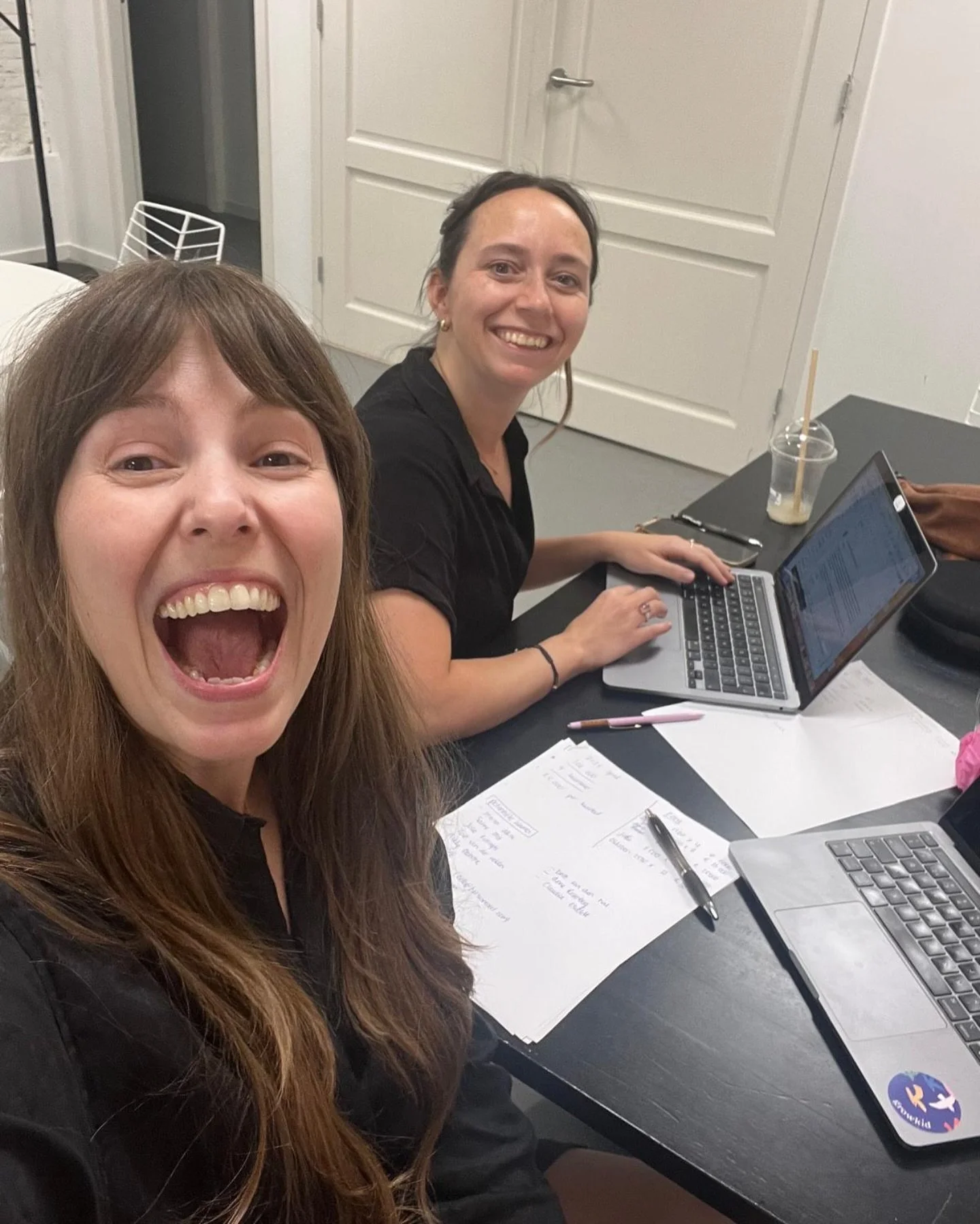 Even een kleine podcastpauze
De afgelopen weken is er geen nieuwe aflevering online gekomen van Hoe doe jij dat eigenlijk? Rosa zat midden in een verhuizing, Anniek startte bij haar parttime coaching job en zat vol in de prep voor een aantal worksho