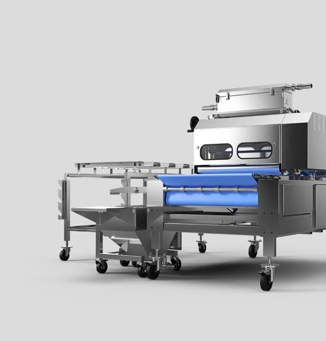 Sterilisator med blå transportbånd og metalrammer, sandsynligvis til fødevareproduktion.