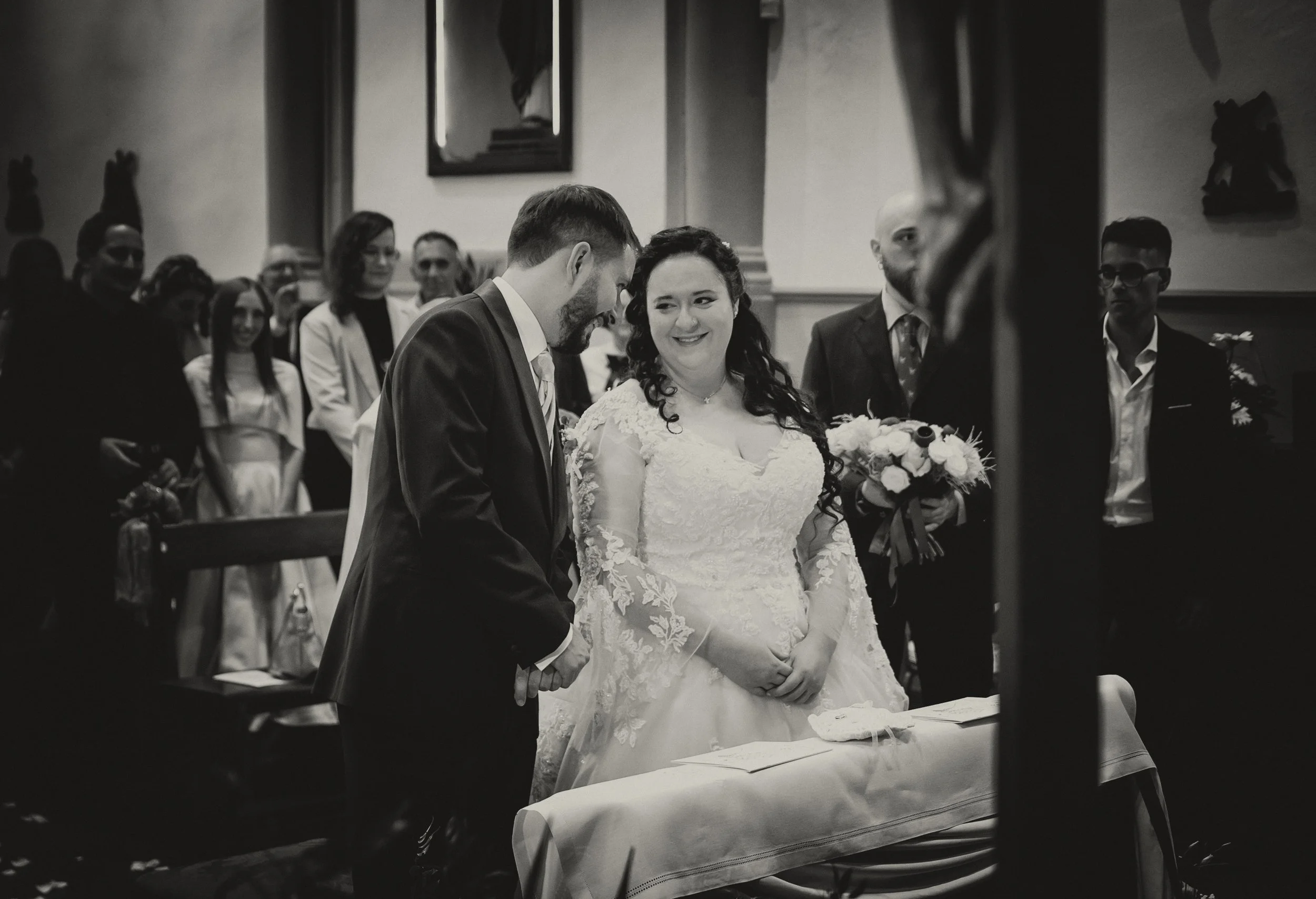 Cerimonia di matrimonio con sposi sorridenti