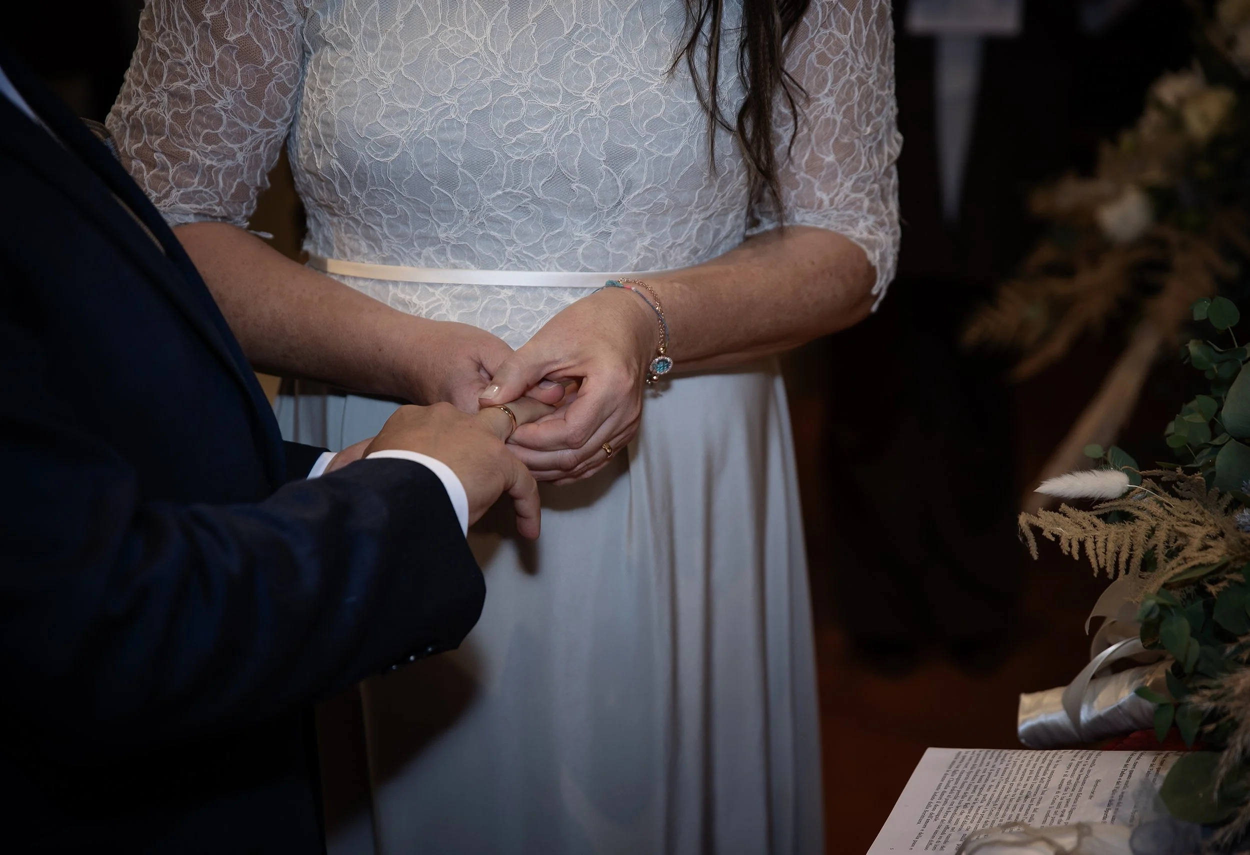Due persone che si scambiano gli anelli durante una cerimonia di matrimonio.