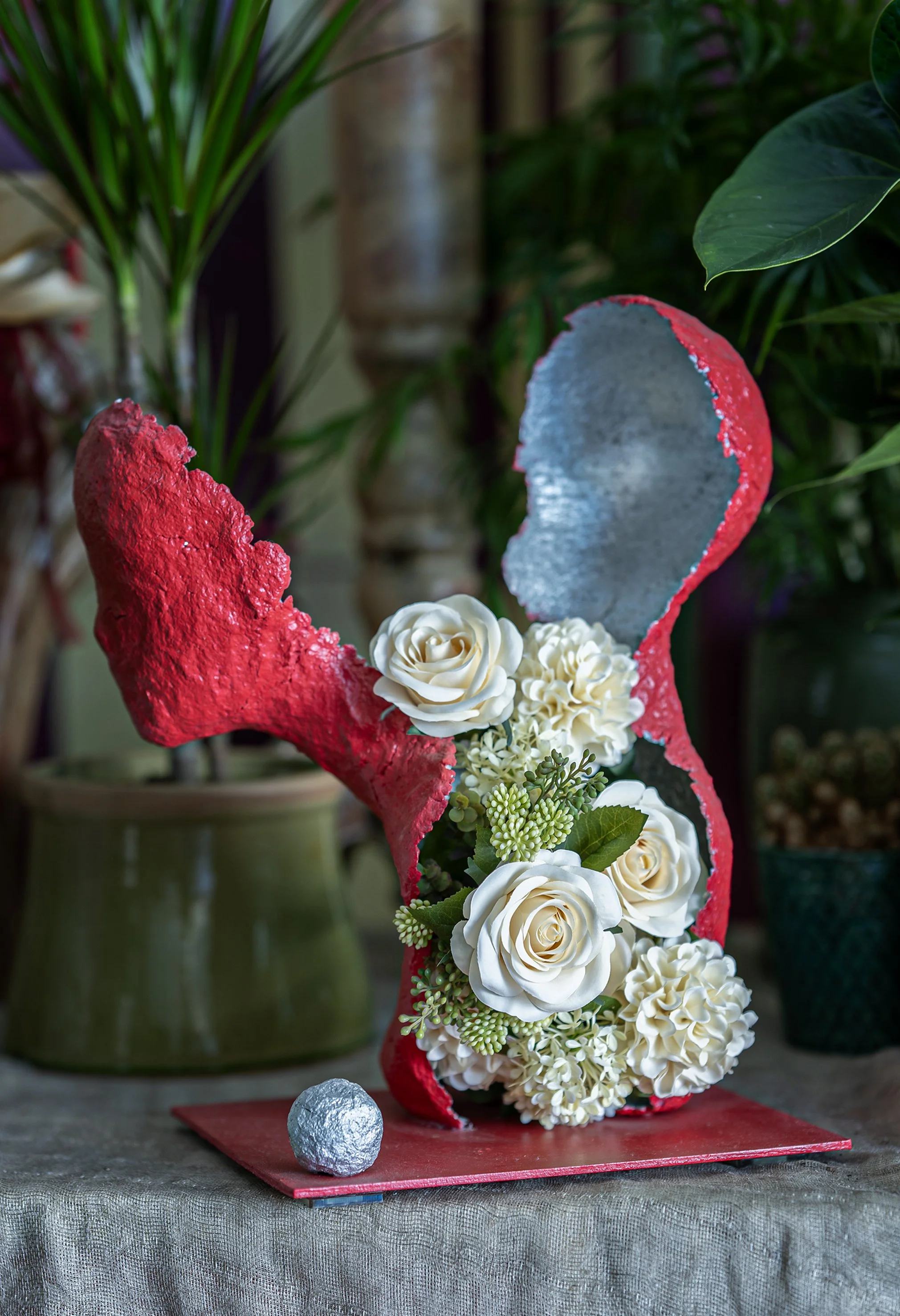 Scultura rossa con decorazione floreale
