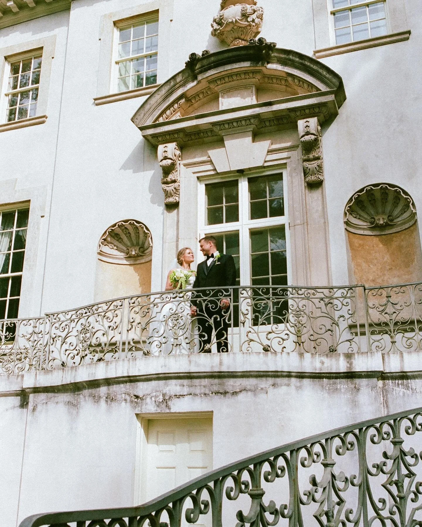 Maddy and Andrew&rsquo;s intimate Swan House wedding centered around love, family, and unforgettable moments 🤍 

Planner: @sugareventanddesign
Floral Design: @rosewoodstudioatl
Content: @thecontentspread
Photography: @kingobrienphotography
Harpist: 