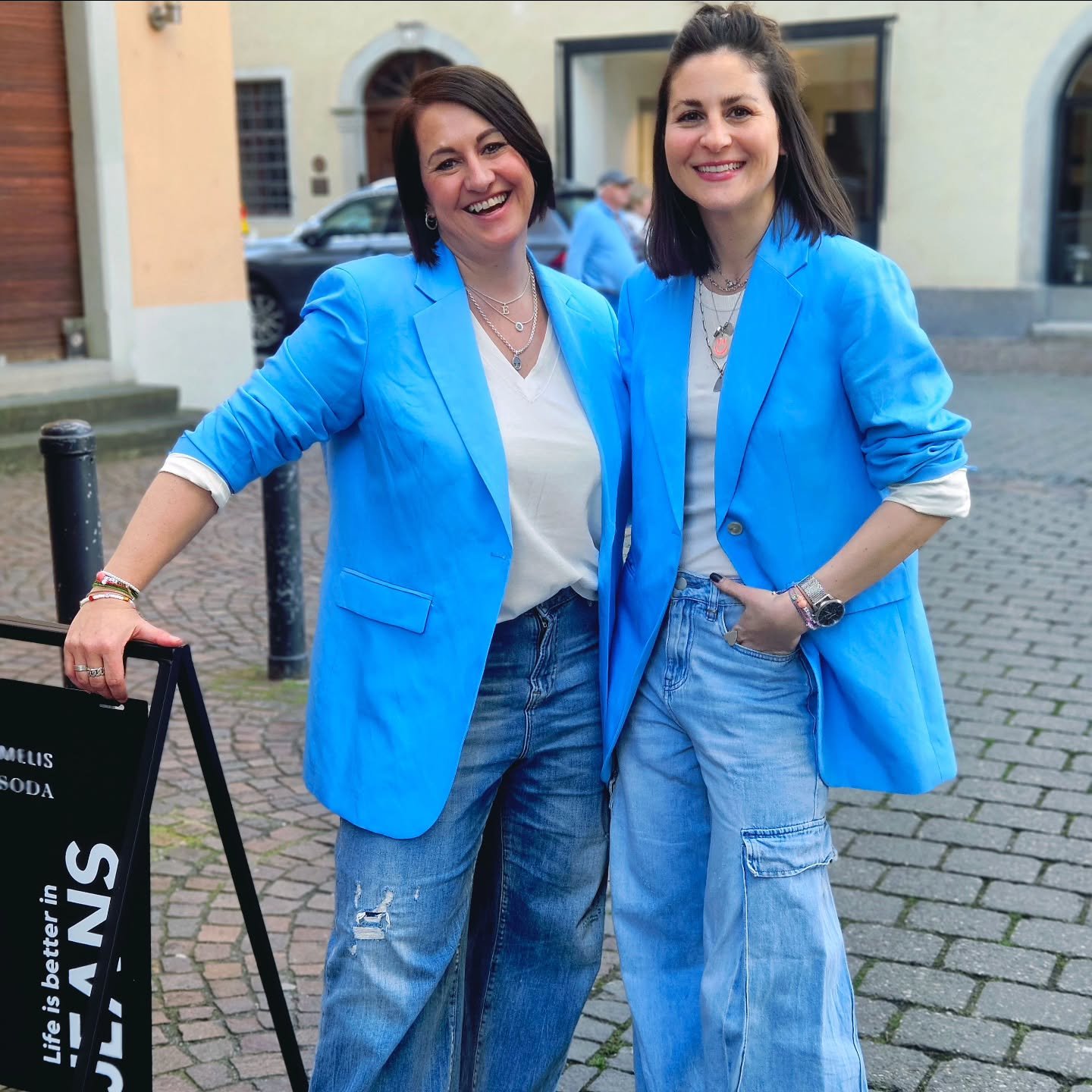 Sometimes... shopping with your best friend is all of the therapy you need 💙

Kommt vorbei zum Fr&uuml;hjahrsshopping mit Eurer besten Freundin, lasst Euch von uns begeistern &amp; und Euer Herz mit Freude f&uuml;llen #doitwithpassionornotatall

Bla
